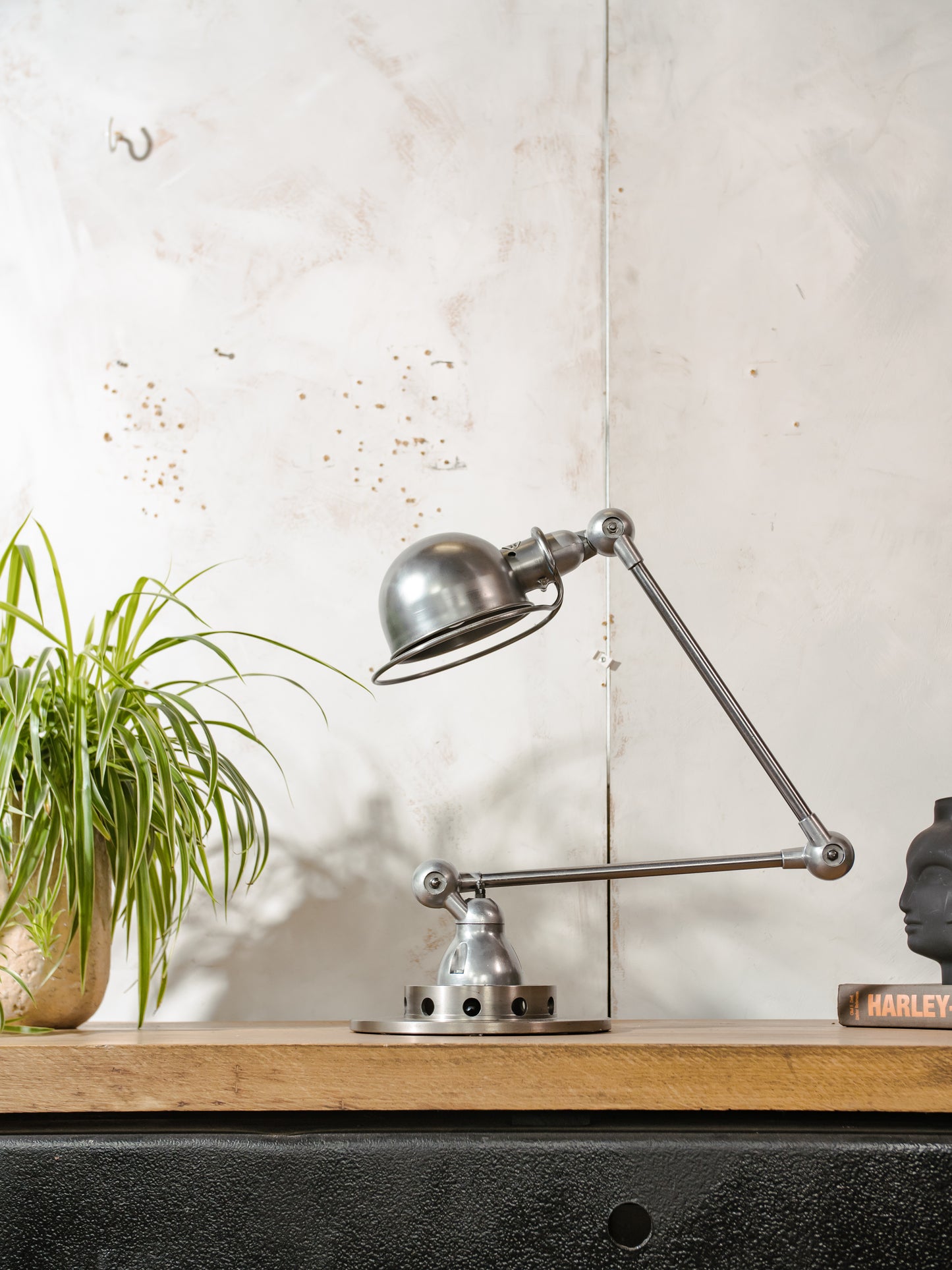 Gepolijste Jieldé 2 arm Franse werkplaats lamp uit de jaren 50 op remschijf, Jielde lamp, vintage designer bureaulamp gemaakt door Jean Louis Domecq