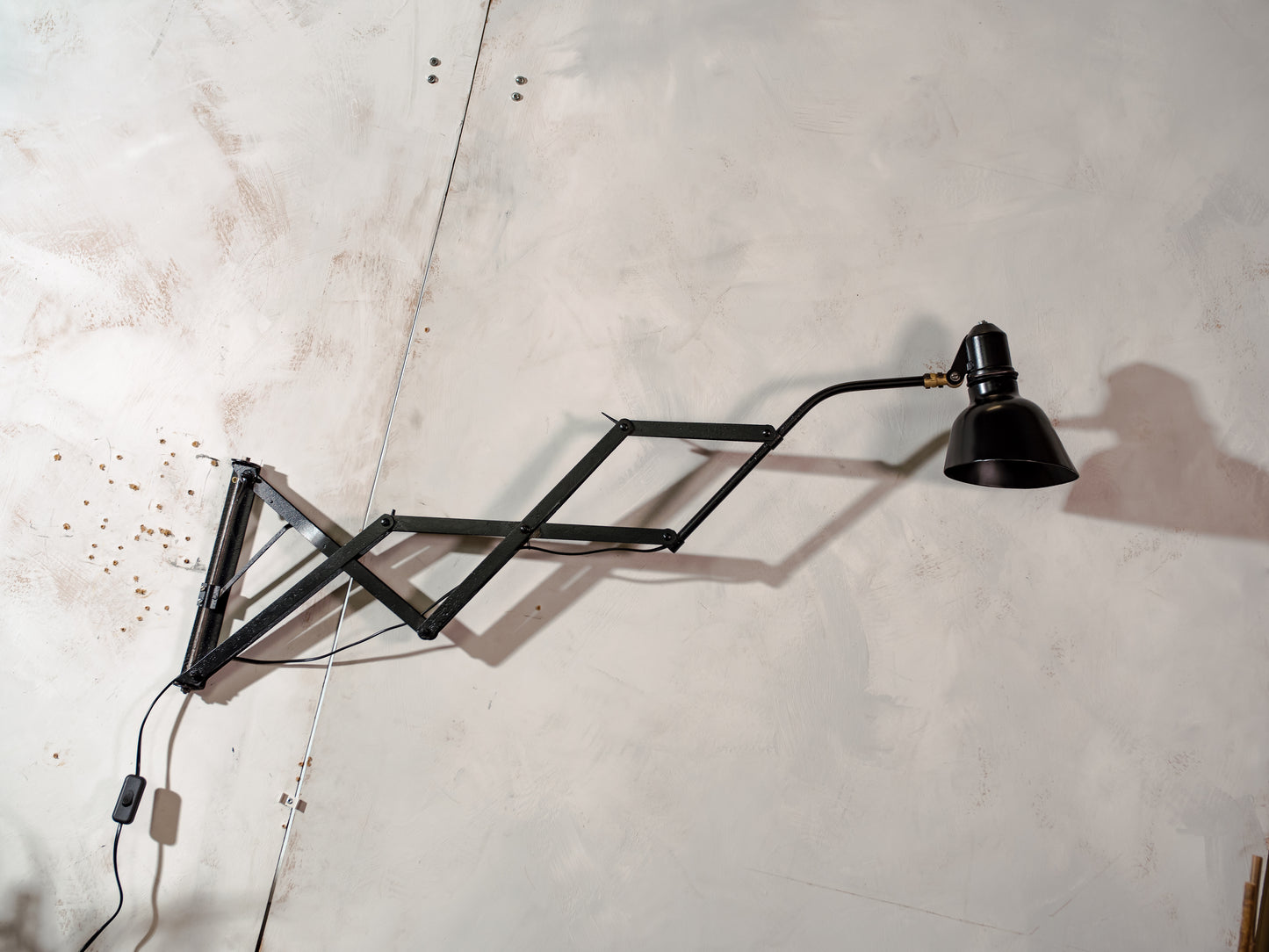 SIS Frankfurt XXL schaarlamp uit de vroege jaren 30, antieke verstelbare zwarte gerenoveerde Bauhaus wandverlichting