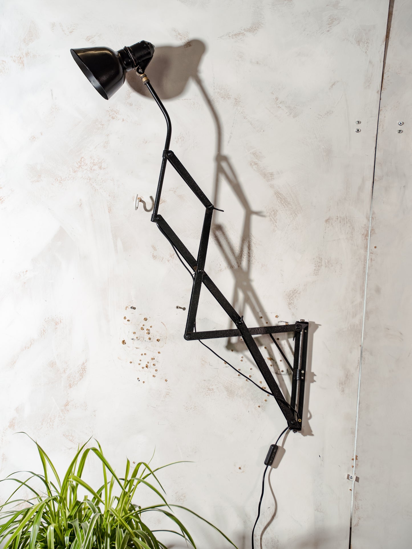 SIS Frankfurt XXL schaarlamp uit de vroege jaren 30, antieke verstelbare zwarte gerenoveerde Bauhaus wandverlichting