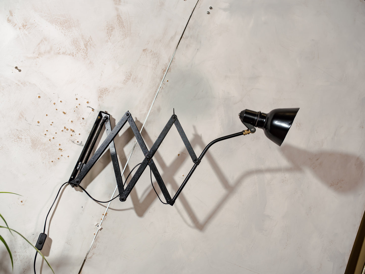 SIS Frankfurt XXL schaarlamp uit de vroege jaren 30, antieke verstelbare zwarte gerenoveerde Bauhaus wandverlichting