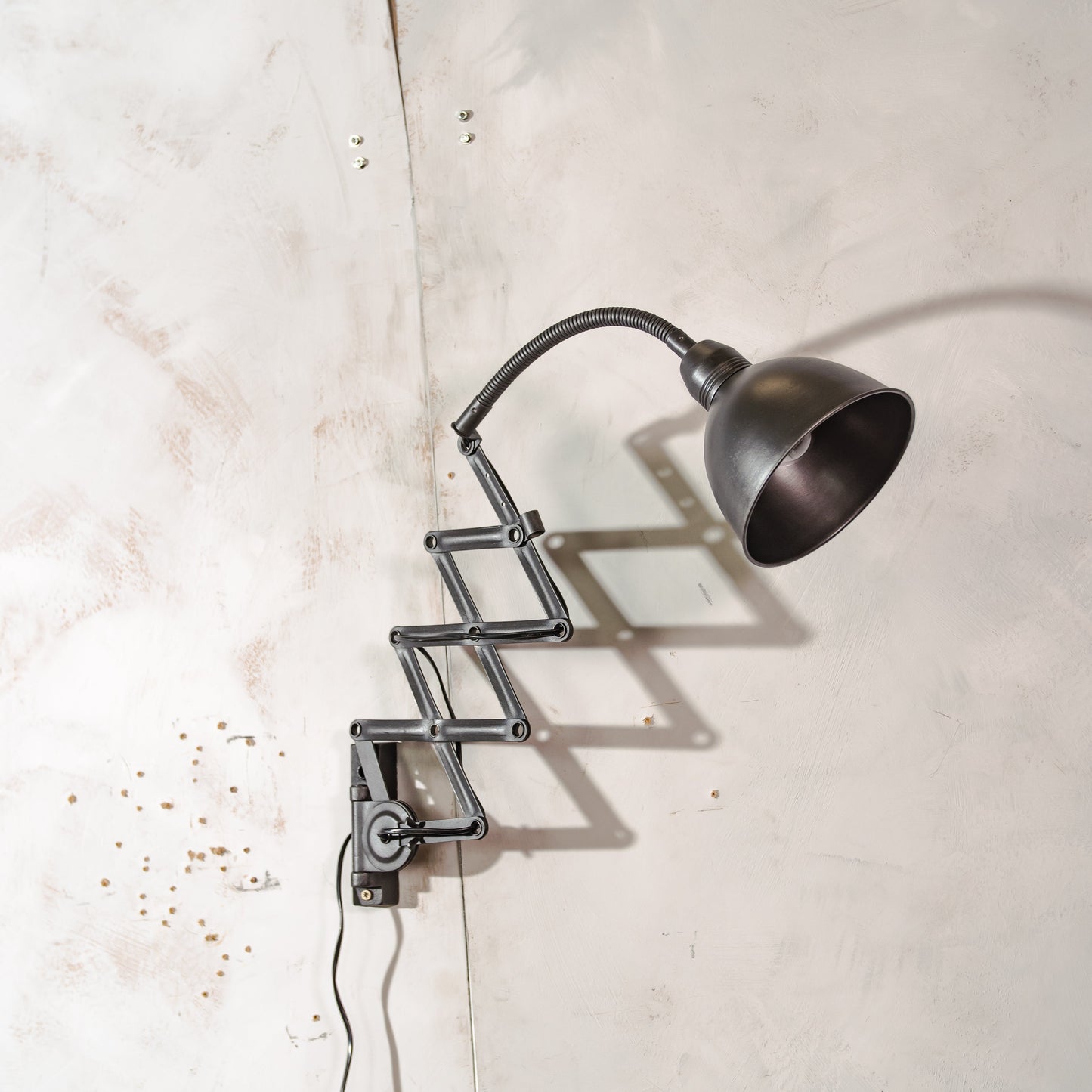 Vintage zwarte schaarlamp met zwanenhals, jaren 60 wandverlichting van Elektroinstala Decín, industriële uitschuifbare accordeon lamp