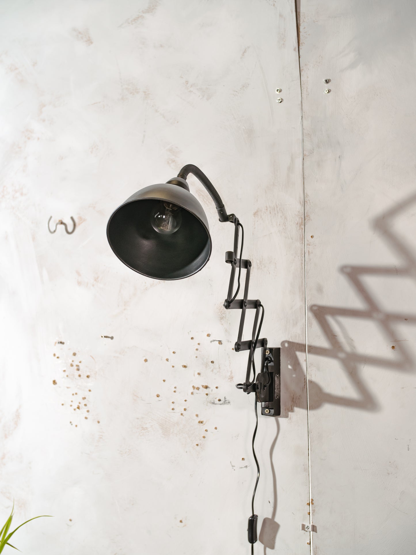 Vintage zwarte schaarlamp met zwanenhals, jaren 60 wandverlichting van Elektroinstala Decín, industriële uitschuifbare accordeon lamp