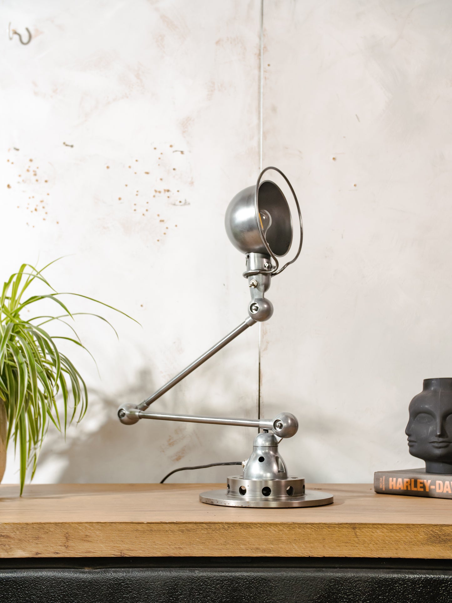 Gepolijste Jieldé 2 arm Franse werkplaats lamp uit de jaren 50 op remschijf, Jielde lamp, vintage designer bureaulamp gemaakt door Jean Louis Domecq