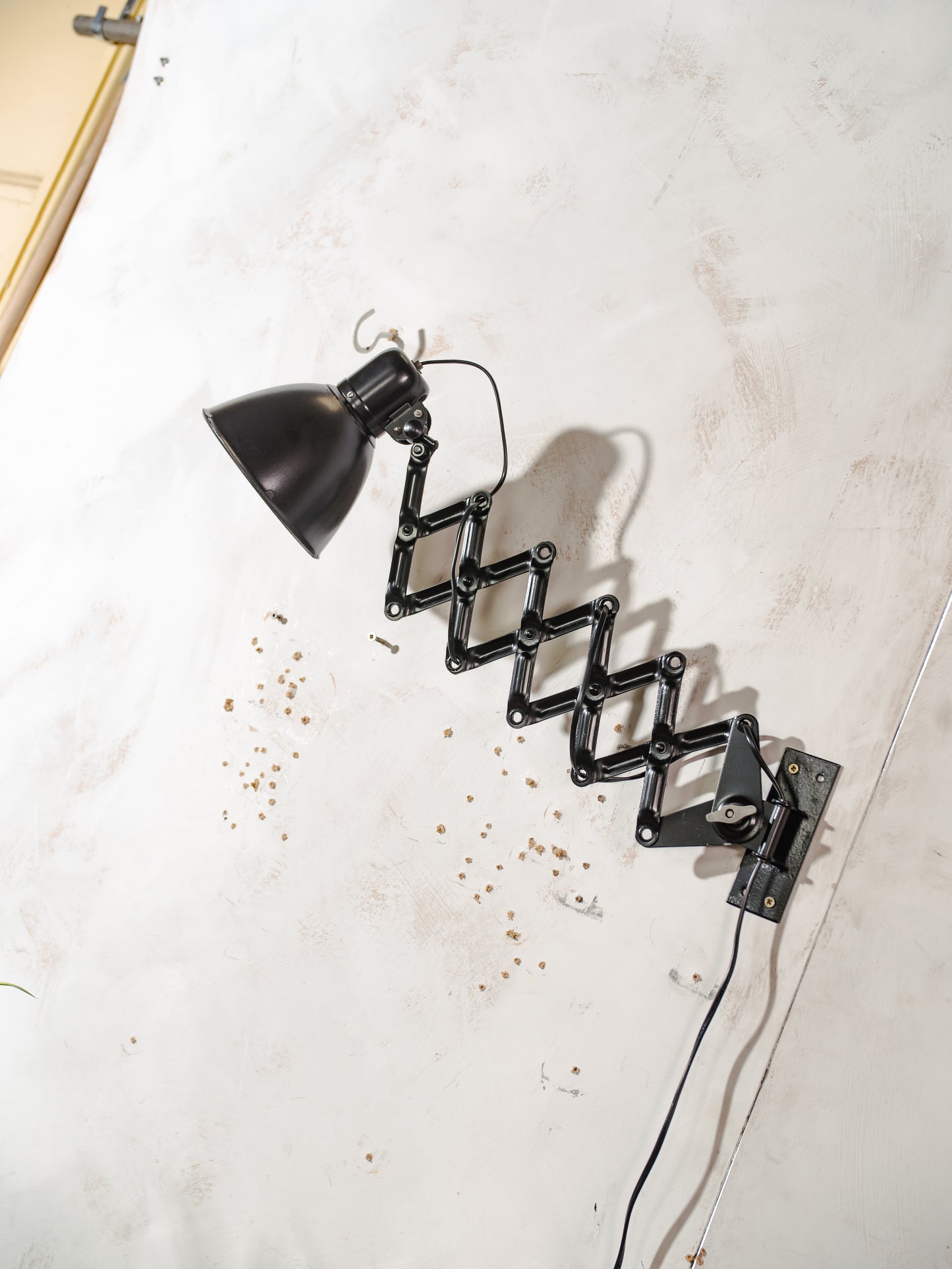 Reif Dresden schaarlamp uit de jaren 40, gerenoveerde Bauhaus design wandlamp, zwarte industriële verstelbare lamp met bakelieten kap, zeldzame vintage verlichting