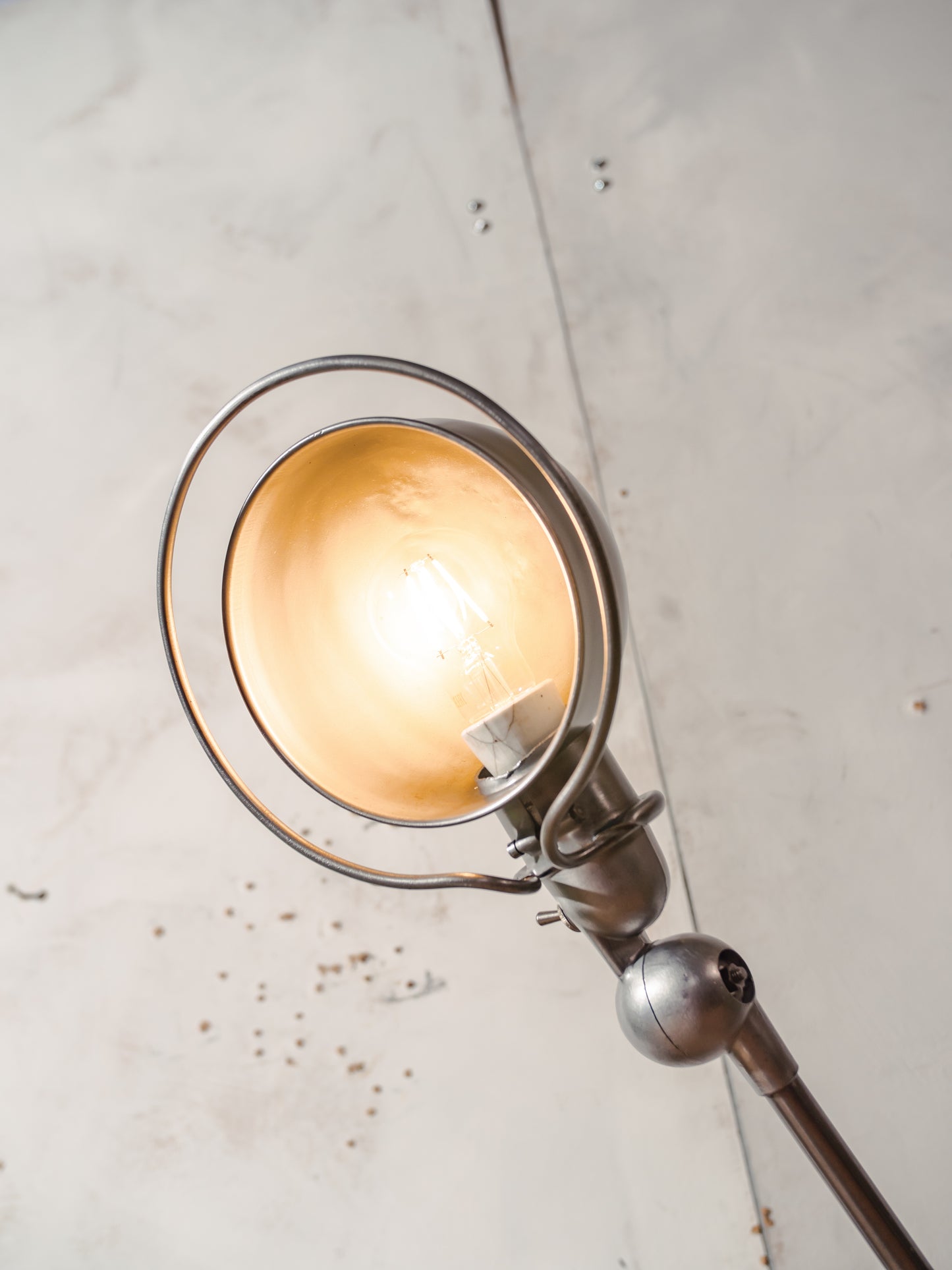 Gepolijste Jieldé 2 arm Franse werkplaats lamp uit de jaren 50 op remschijf, Jielde lamp, vintage designer bureaulamp gemaakt door Jean Louis Domecq