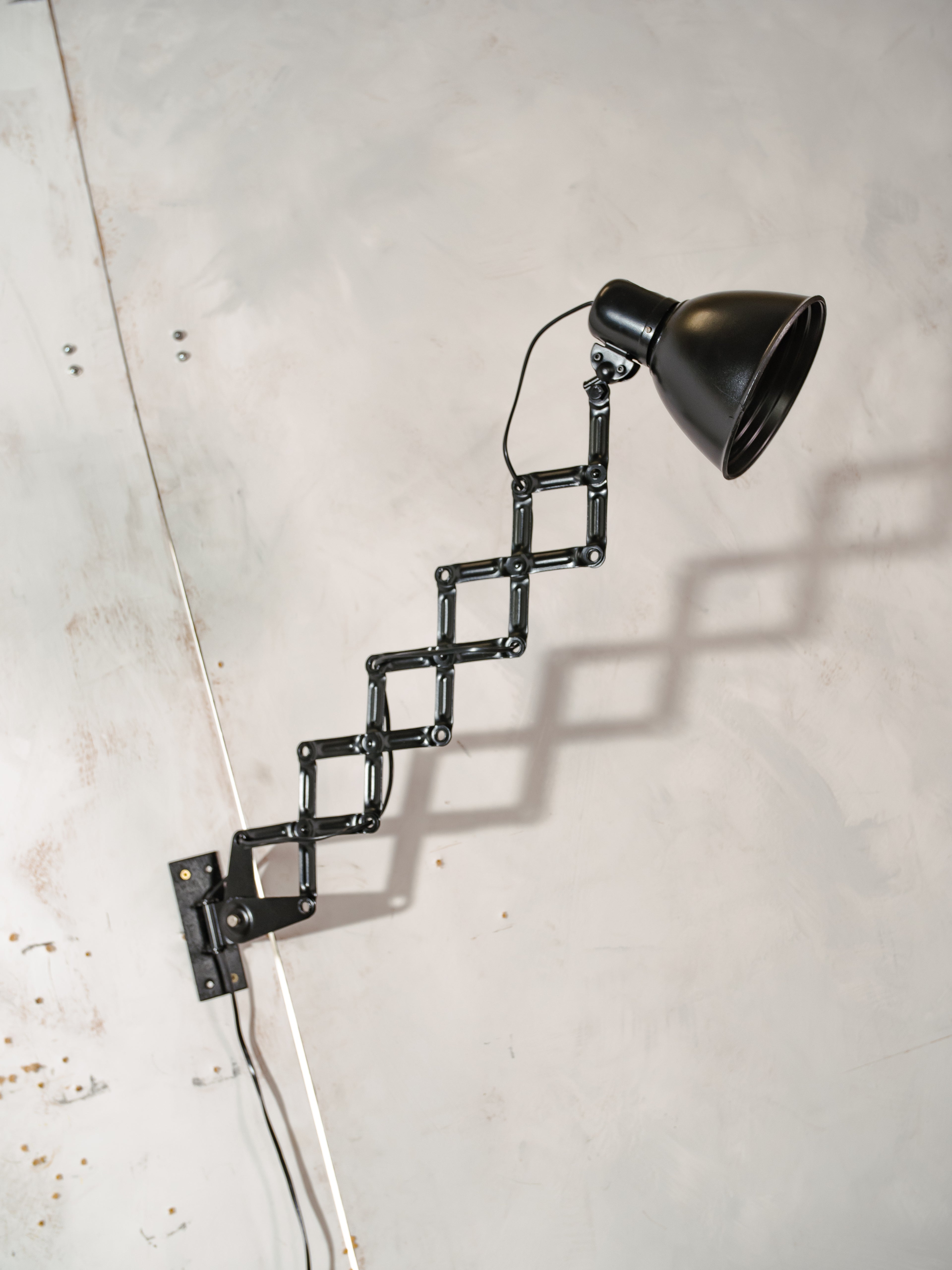 Reif Dresden schaarlamp uit de jaren 40, gerenoveerde Bauhaus design wandlamp, zwarte industriële verstelbare lamp met bakelieten kap, zeldzame vintage verlichting