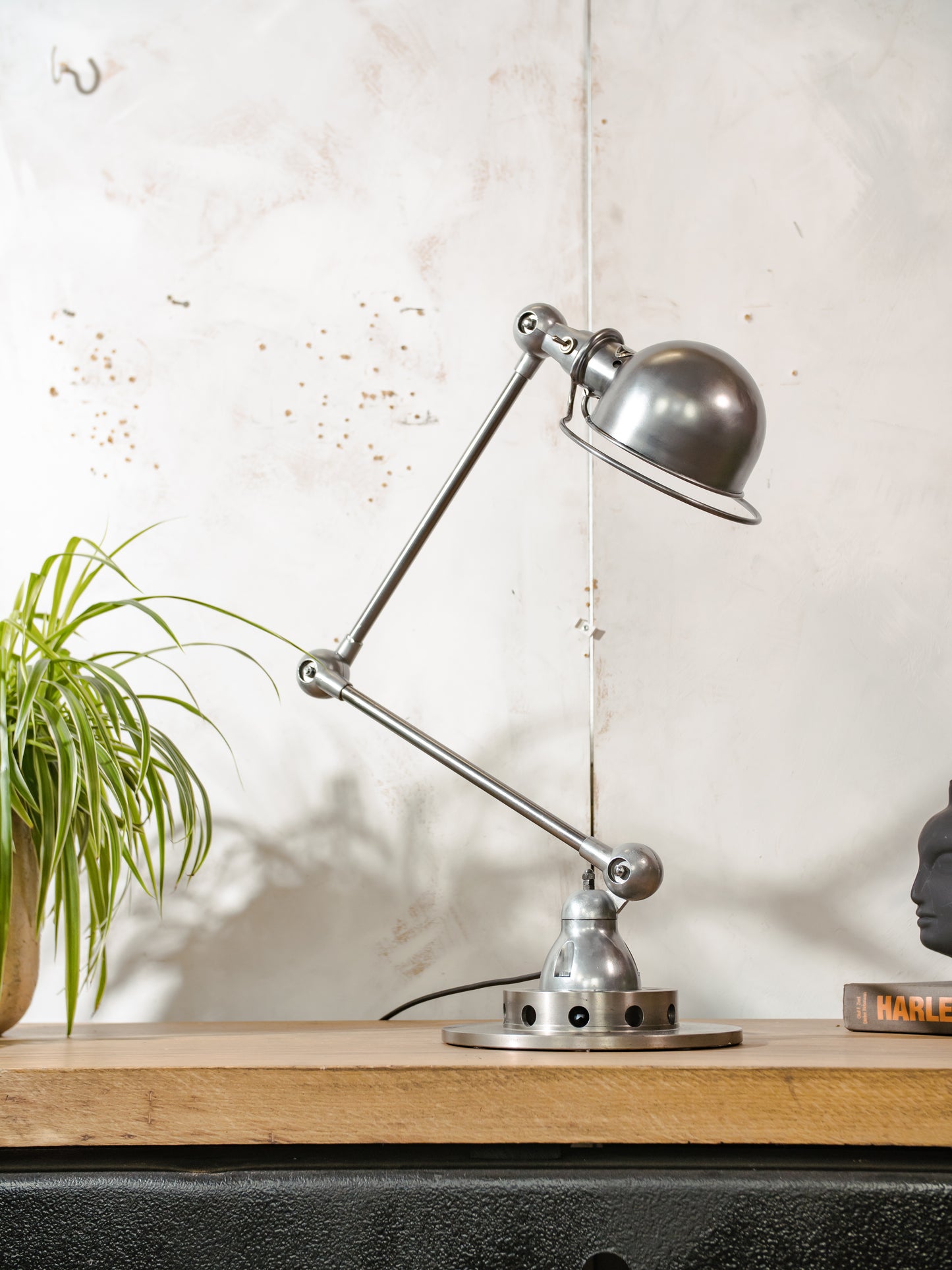 Gepolijste Jieldé 2 arm Franse werkplaats lamp uit de jaren 50 op remschijf, Jielde lamp, vintage designer bureaulamp gemaakt door Jean Louis Domecq