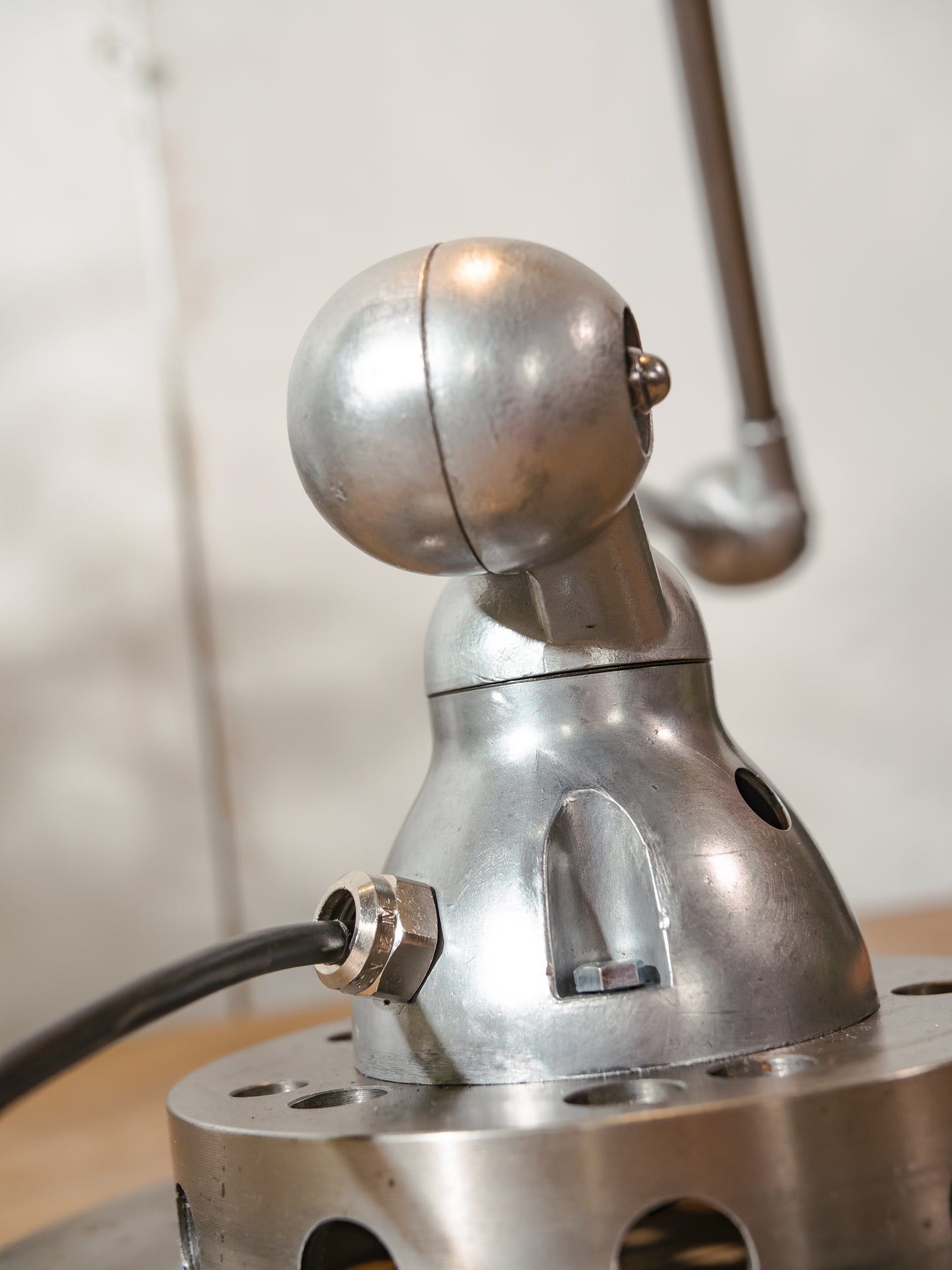 Gepolijste Jieldé 2 arm Franse werkplaats lamp uit de jaren 50 op remschijf, Jielde lamp, vintage designer bureaulamp gemaakt door Jean Louis Domecq