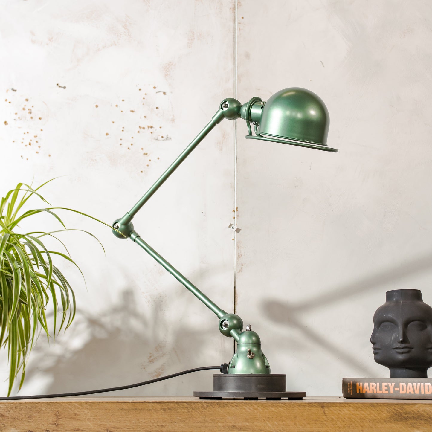 Groen gerenoveerde Jieldé 2 arm Franse werkplaats lamp uit de jaren 50 met remschijf, Jielde-lamp, vintage design bureaulamp van Jean Louis Domecq