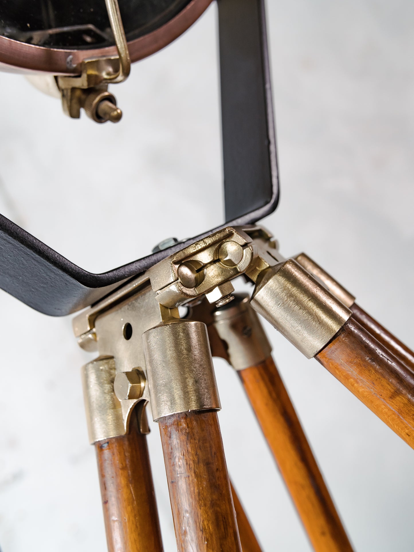 Antieke Francis Bolton zoeklicht uit de jaren 30, schijnwerper van koper en messing op klassiek houten statief, scheepslamp, nautische woondecoratie