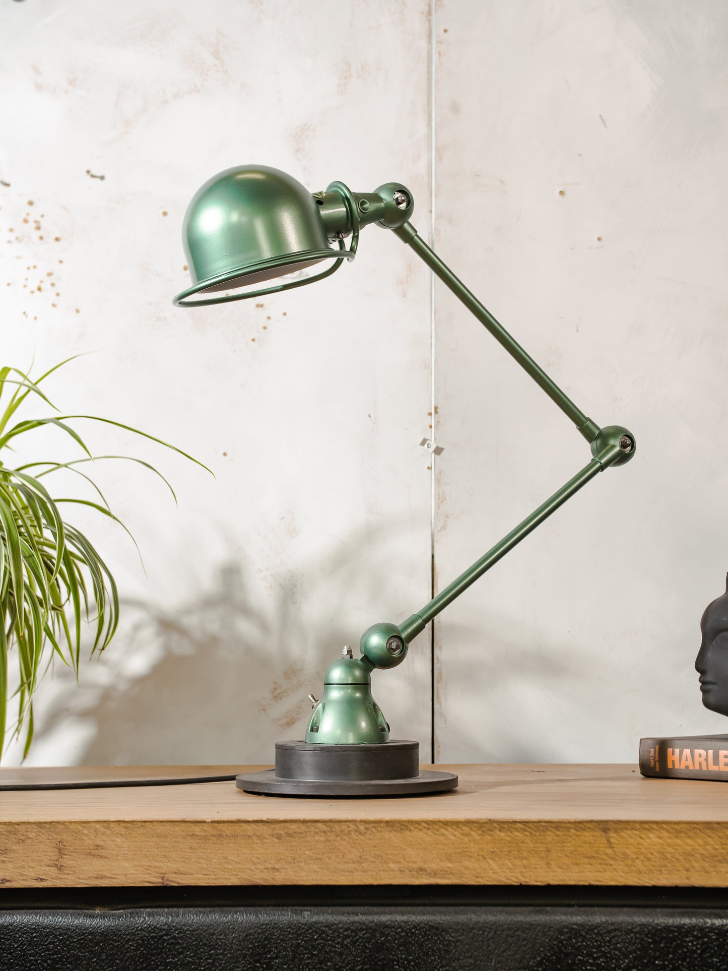 Groen gerenoveerde Jieldé 2 arm Franse werkplaats lamp uit de jaren 50 met remschijf, Jielde-lamp, vintage design bureaulamp van Jean Louis Domecq