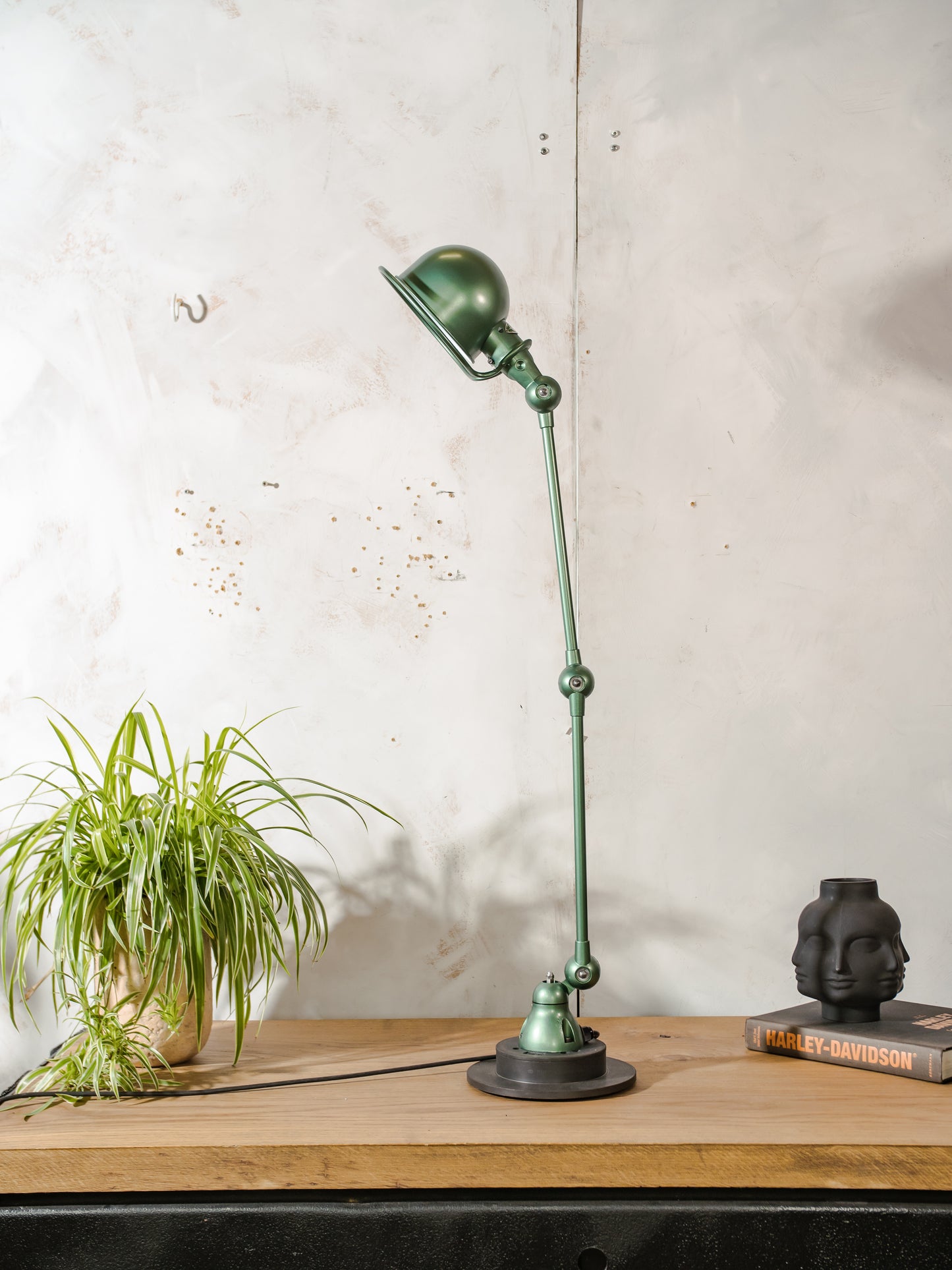 Groen gerenoveerde Jieldé 2 arm Franse werkplaats lamp uit de jaren 50 met remschijf, Jielde-lamp, vintage design bureaulamp van Jean Louis Domecq