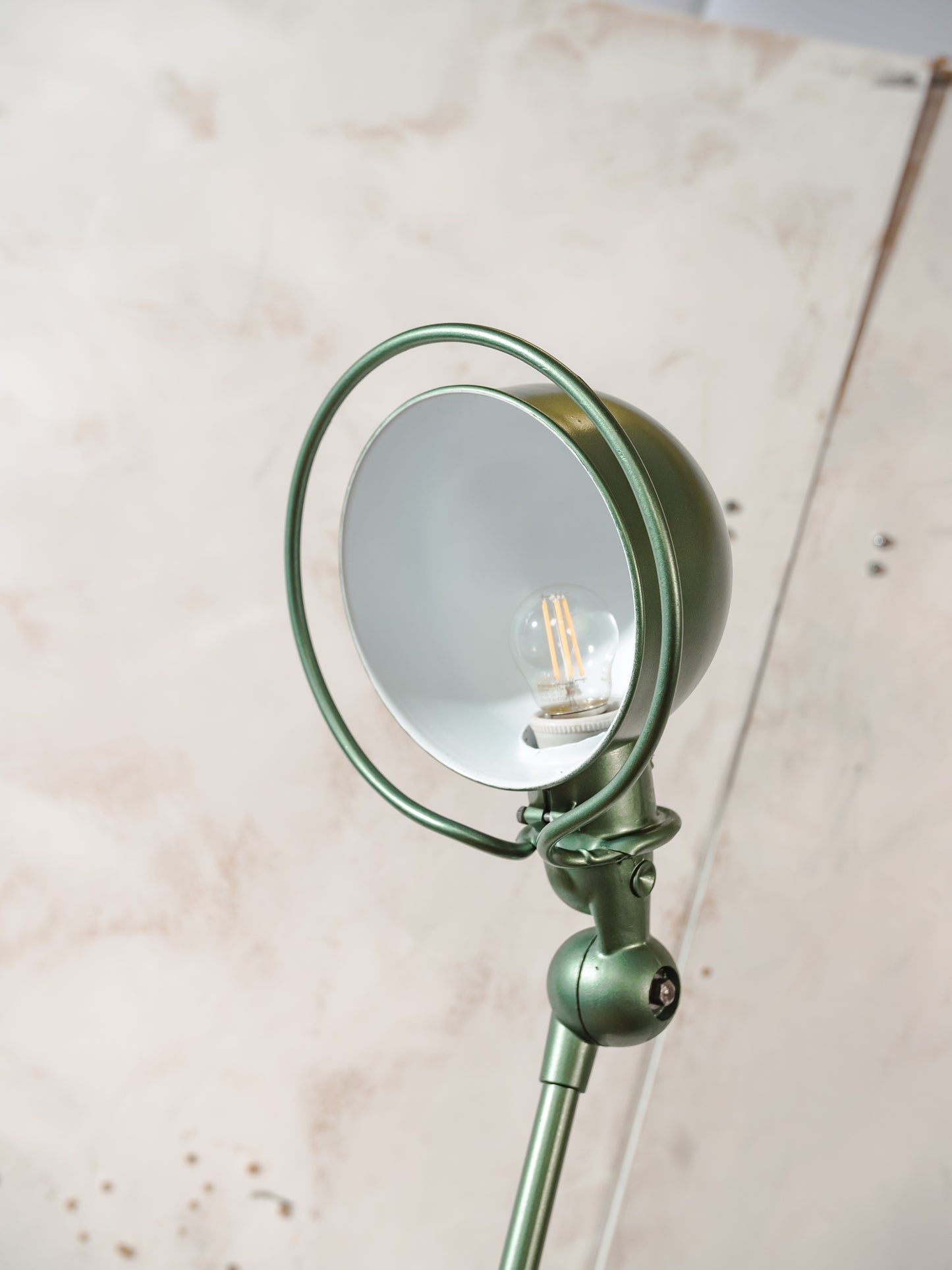 Groen gerenoveerde Jieldé 2 arm Franse werkplaats lamp uit de jaren 50 met remschijf, Jielde-lamp, vintage design bureaulamp van Jean Louis Domecq