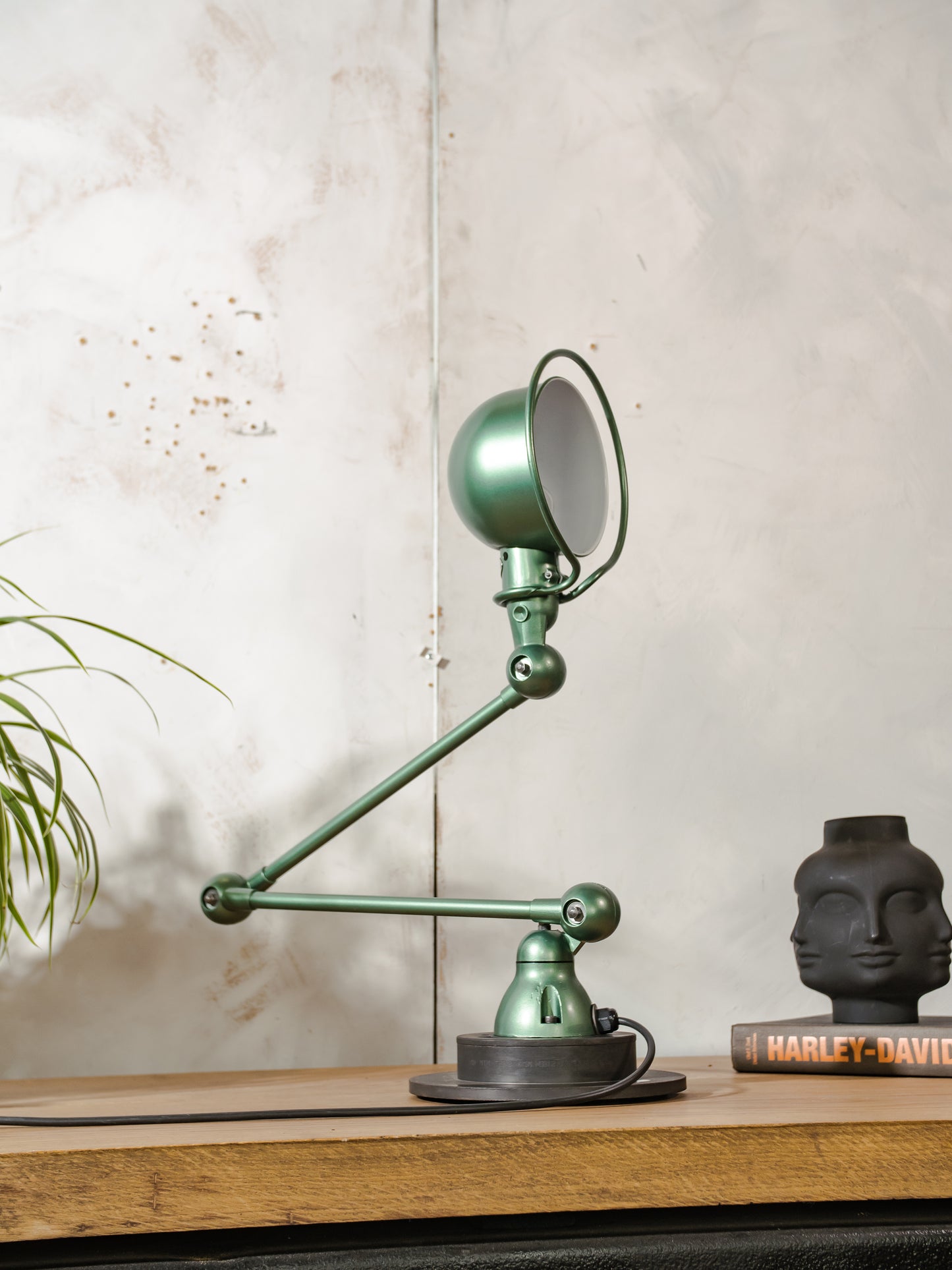 Groen gerenoveerde Jieldé 2 arm Franse werkplaats lamp uit de jaren 50 met remschijf, Jielde-lamp, vintage design bureaulamp van Jean Louis Domecq