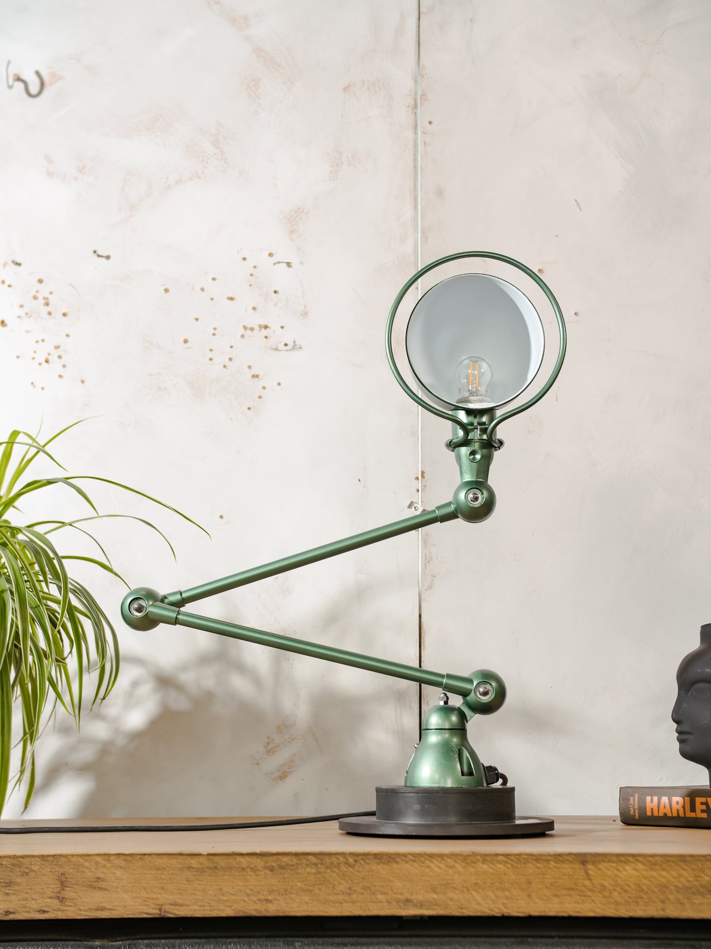 Groen gerenoveerde Jieldé 2 arm Franse werkplaats lamp uit de jaren 50 met remschijf, Jielde-lamp, vintage design bureaulamp van Jean Louis Domecq