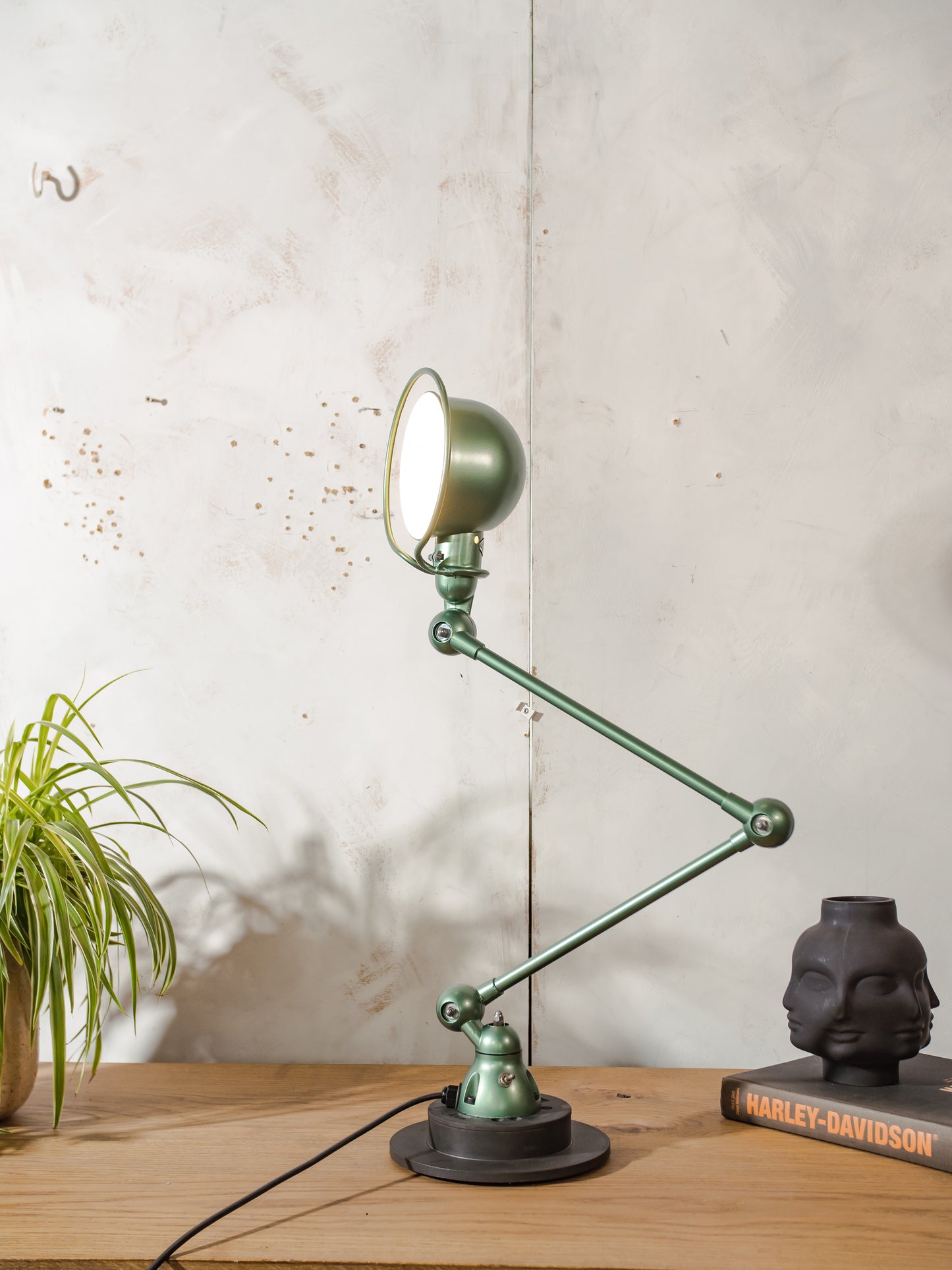 Groen gerenoveerde Jieldé 2 arm Franse werkplaats lamp uit de jaren 50 met remschijf, Jielde-lamp, vintage design bureaulamp van Jean Louis Domecq