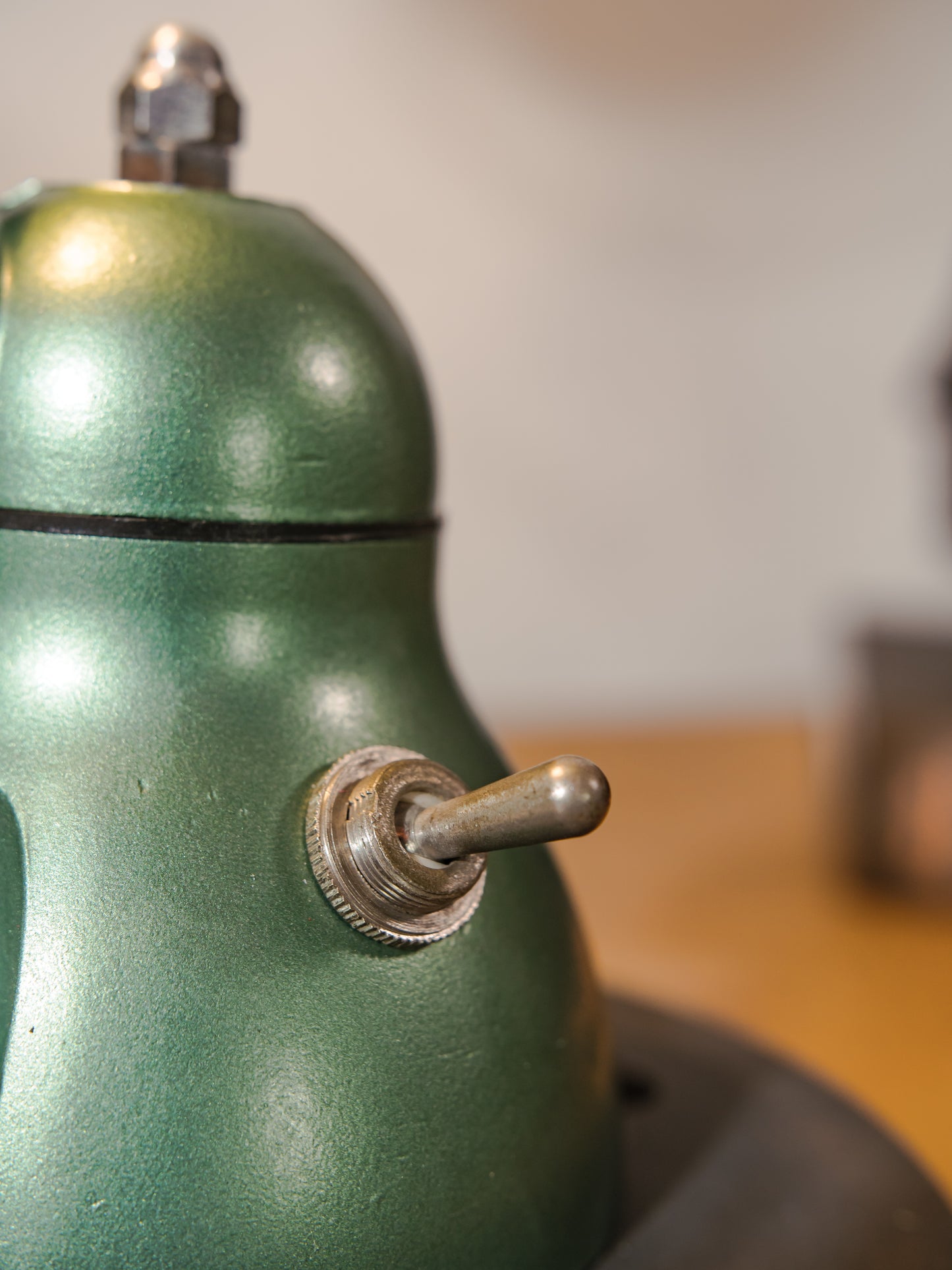 Groen gerenoveerde Jieldé 2 arm Franse werkplaats lamp uit de jaren 50 met remschijf, Jielde-lamp, vintage design bureaulamp van Jean Louis Domecq