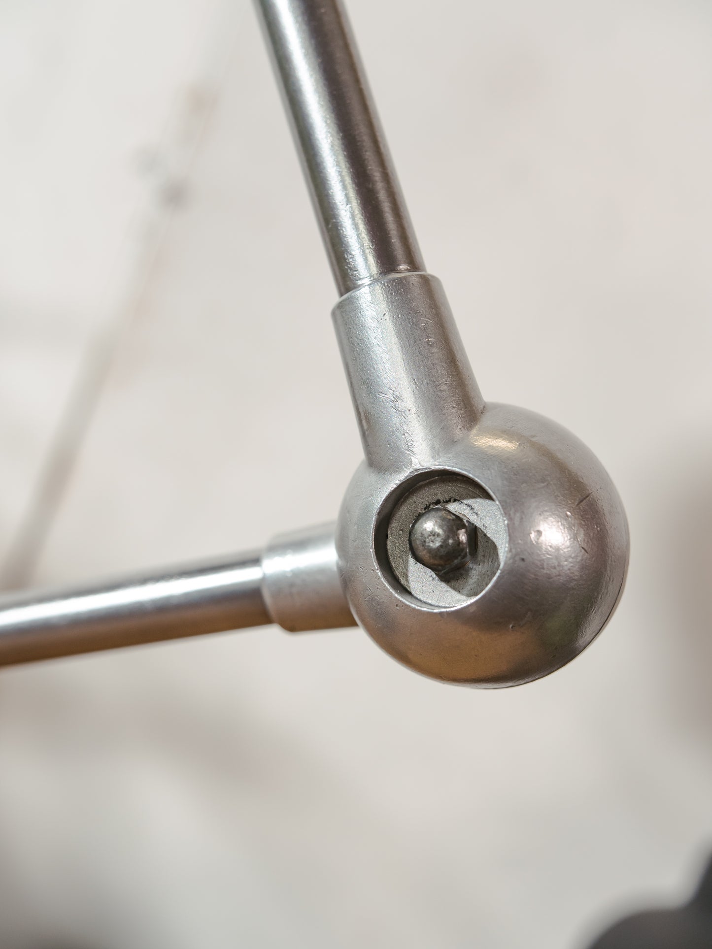 Gepolijste Jieldé 2 arm Franse werkplaats lamp uit de jaren 50 op remschijf, Jielde lamp, vintage designer bureaulamp gemaakt door Jean Louis Domecq