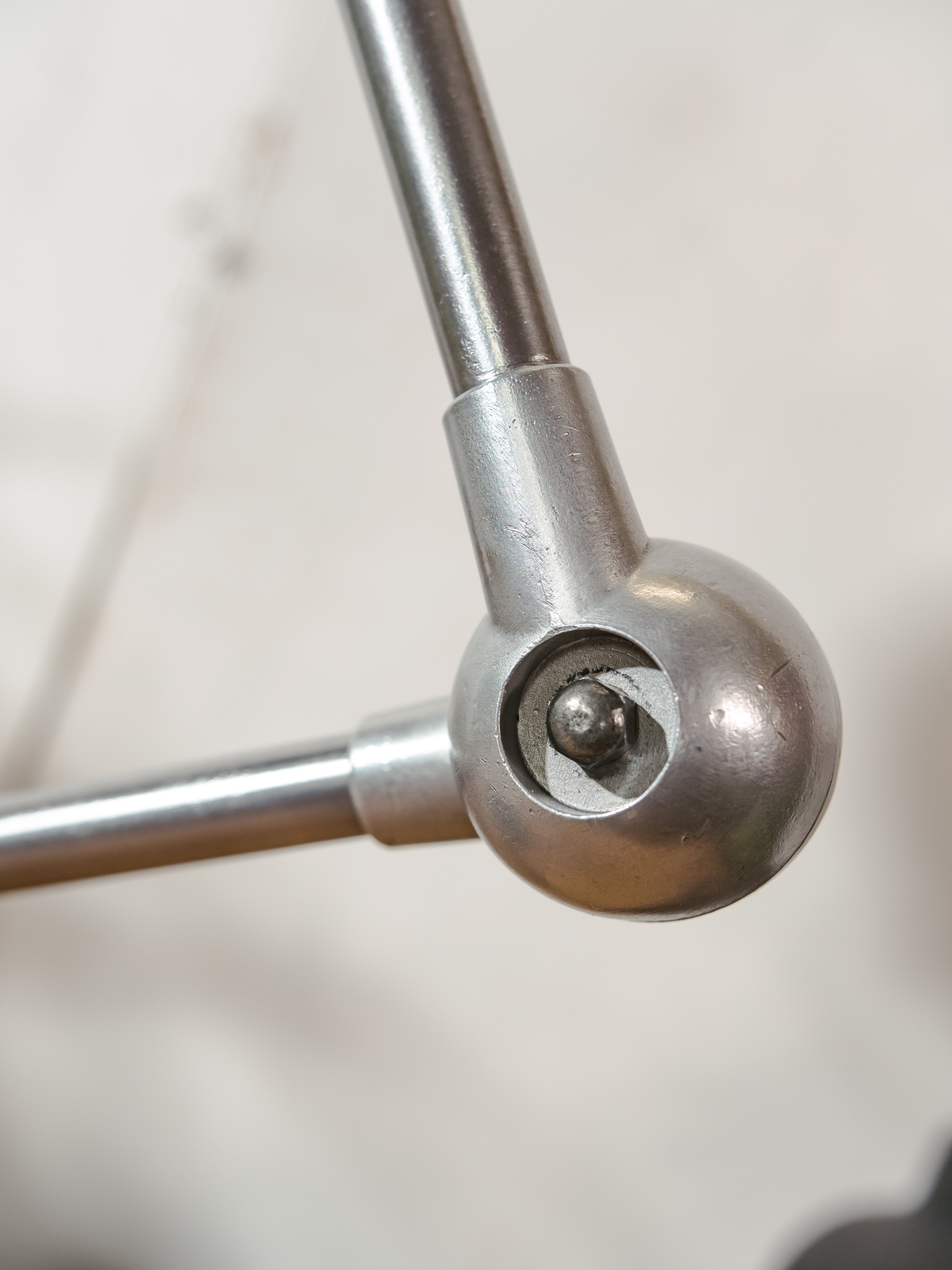 Gepolijste Jieldé 2 arm Franse werkplaats lamp uit de jaren 50 op remschijf, Jielde lamp, vintage designer bureaulamp gemaakt door Jean Louis Domecq