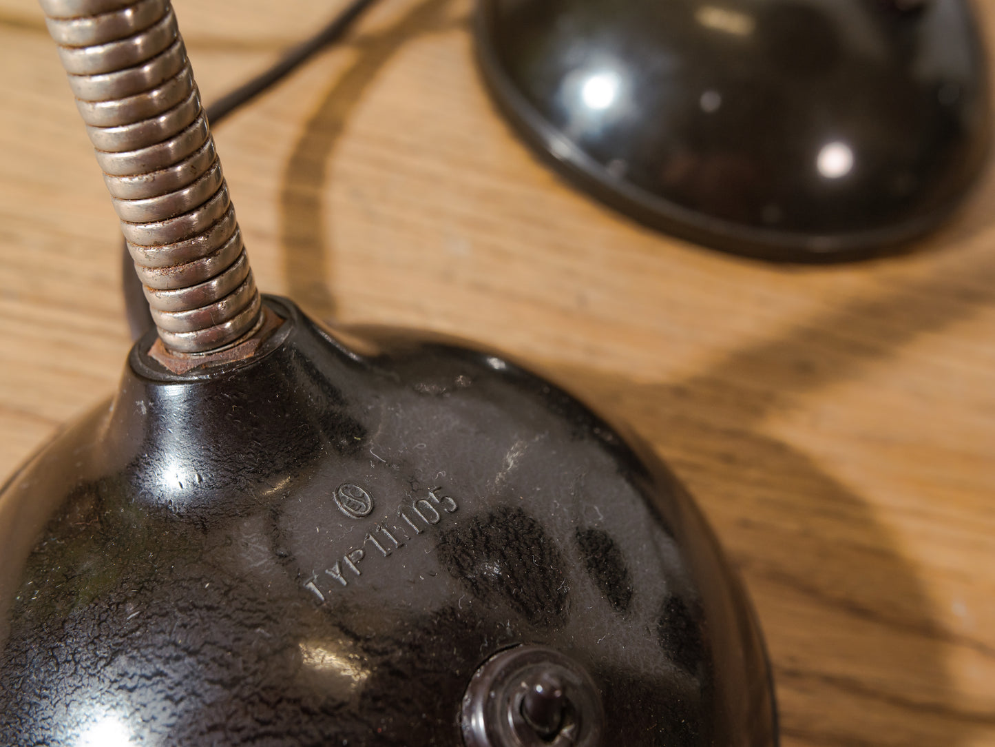 Vintage Eric Kirkman Cole bakelieten lamp, model 11105, Bauhaus bureaulamp uit de jaren 50, verstelbare zwanenhals tafel, designverlichting