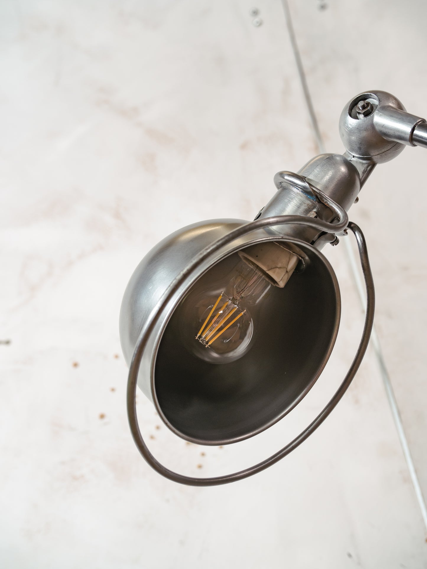 Gepolijste Jieldé 2 arm Franse werkplaats lamp uit de jaren 50 op remschijf, Jielde lamp, vintage designer bureaulamp gemaakt door Jean Louis Domecq