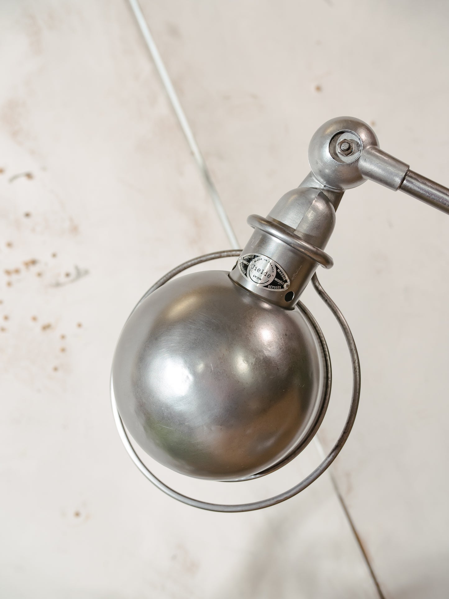 Gepolijste Jieldé 2 arm Franse werkplaats lamp uit de jaren 50 op remschijf, Jielde lamp, vintage designer bureaulamp gemaakt door Jean Louis Domecq