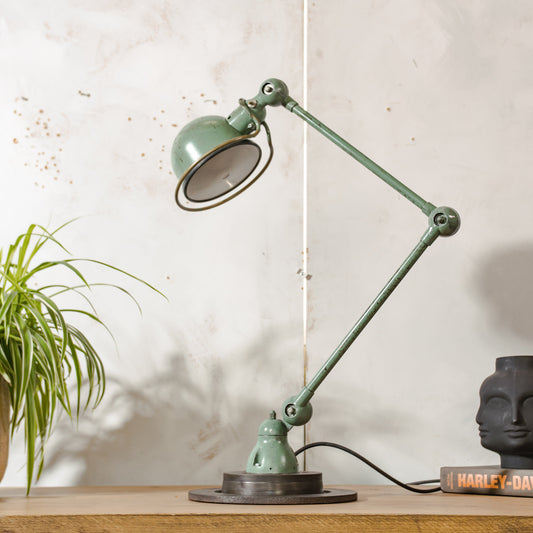 Groene Jieldé design lamp met twee armen uit de jaren 50, vintage industriële tafellamp van Jean Louis Domecq, gemaakt in Frankrijk. Met originele Fresnel lenscover