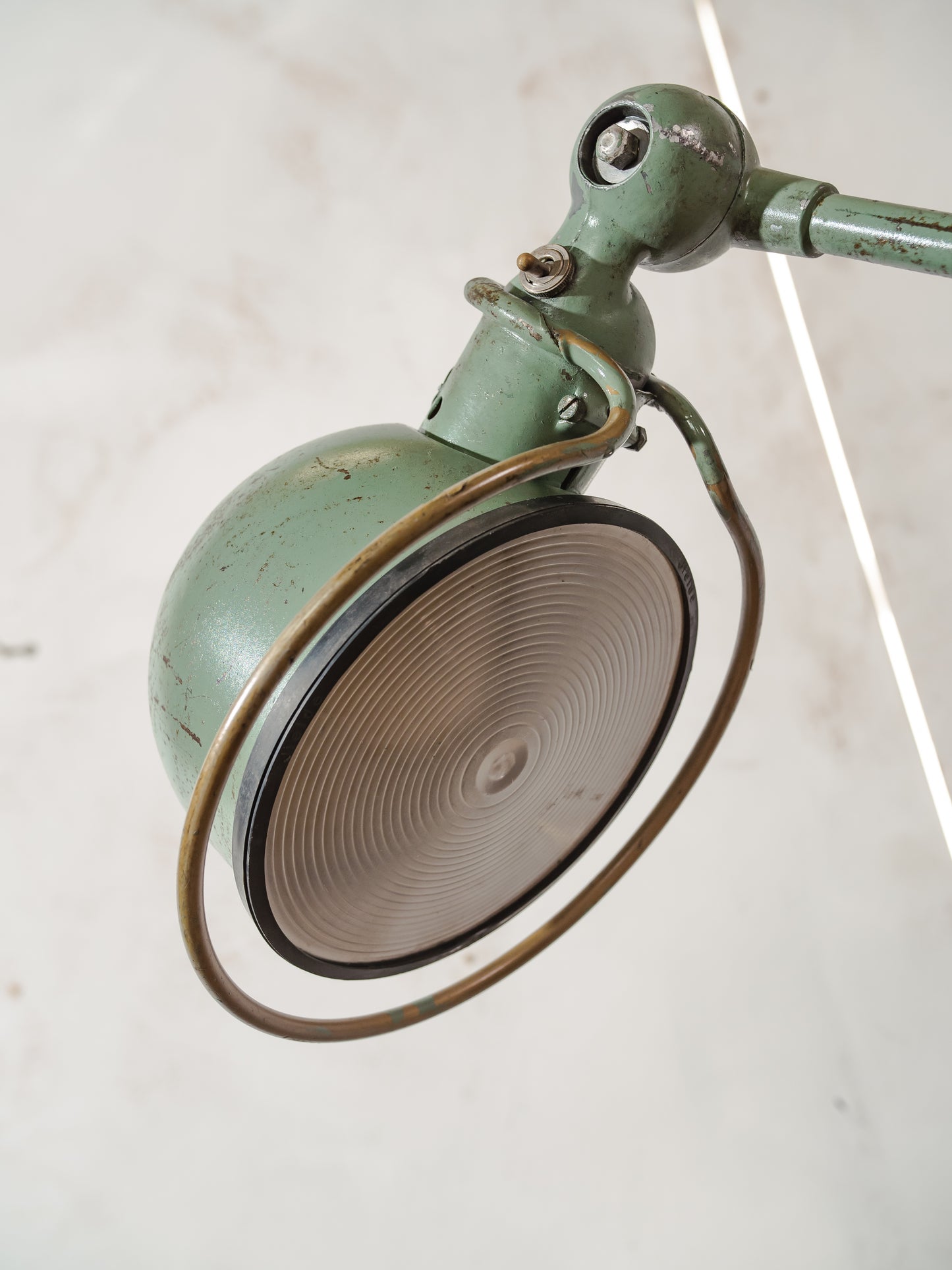 Groene Jieldé design lamp met twee armen uit de jaren 50, vintage industriële tafellamp van Jean Louis Domecq, gemaakt in Frankrijk. Met originele Fresnel lenscover