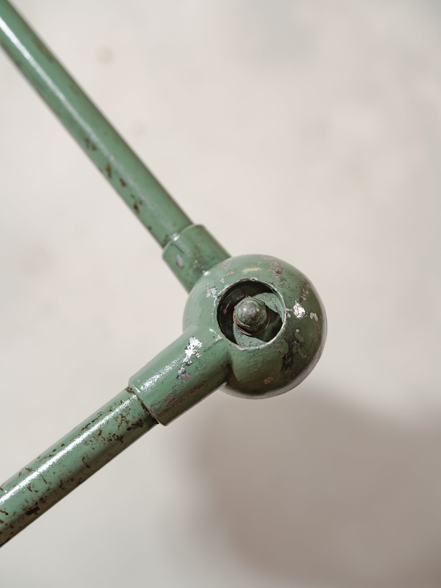 Groene Jieldé design lamp met twee armen uit de jaren 50, vintage industriële tafellamp van Jean Louis Domecq, gemaakt in Frankrijk. Met originele Fresnel lenscover