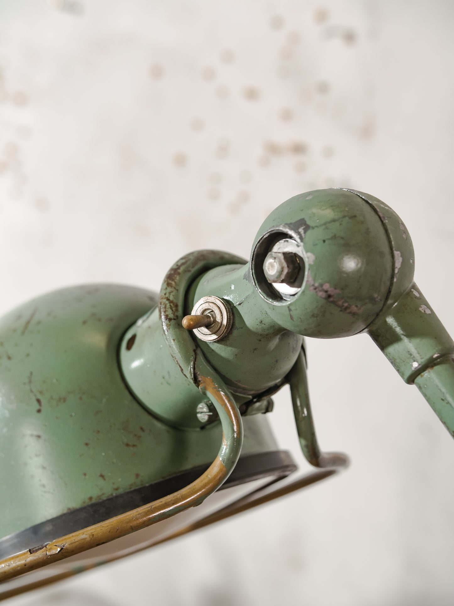 Groene Jieldé design lamp met twee armen uit de jaren 50, vintage industriële tafellamp van Jean Louis Domecq, gemaakt in Frankrijk. Met originele Fresnel lenscover