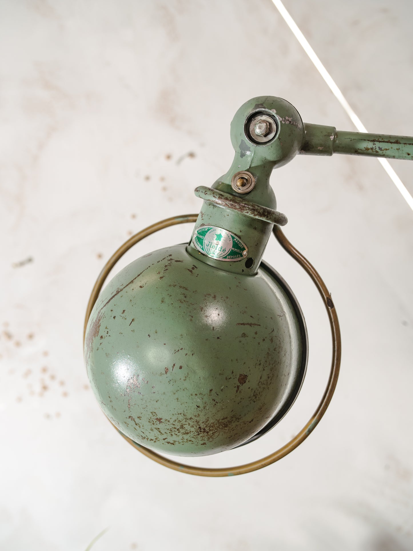 Groene Jieldé design lamp met twee armen uit de jaren 50, vintage industriële tafellamp van Jean Louis Domecq, gemaakt in Frankrijk. Met originele Fresnel lenscover