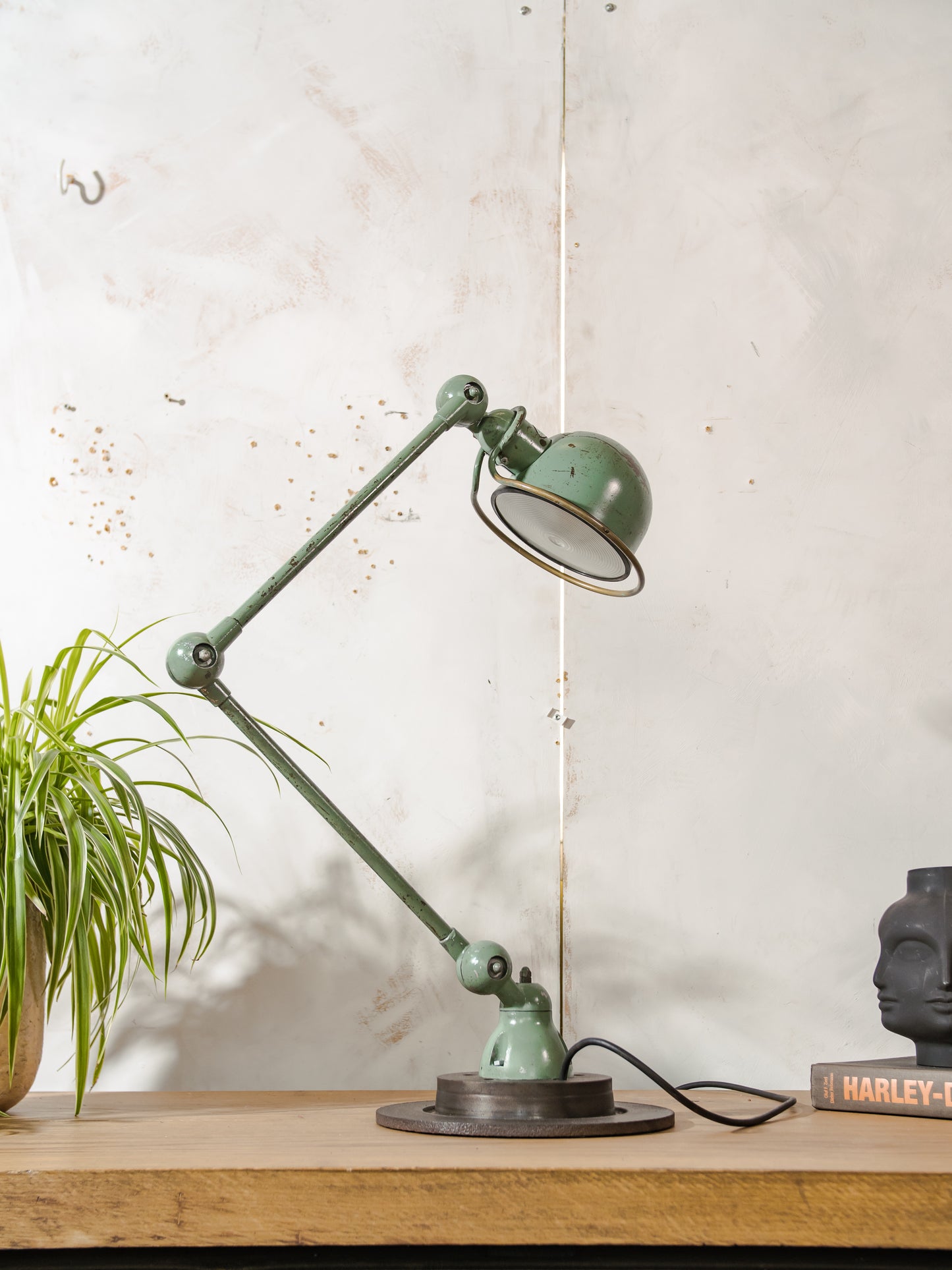 Groene Jieldé design lamp met twee armen uit de jaren 50, vintage industriële tafellamp van Jean Louis Domecq, gemaakt in Frankrijk. Met originele Fresnel lenscover