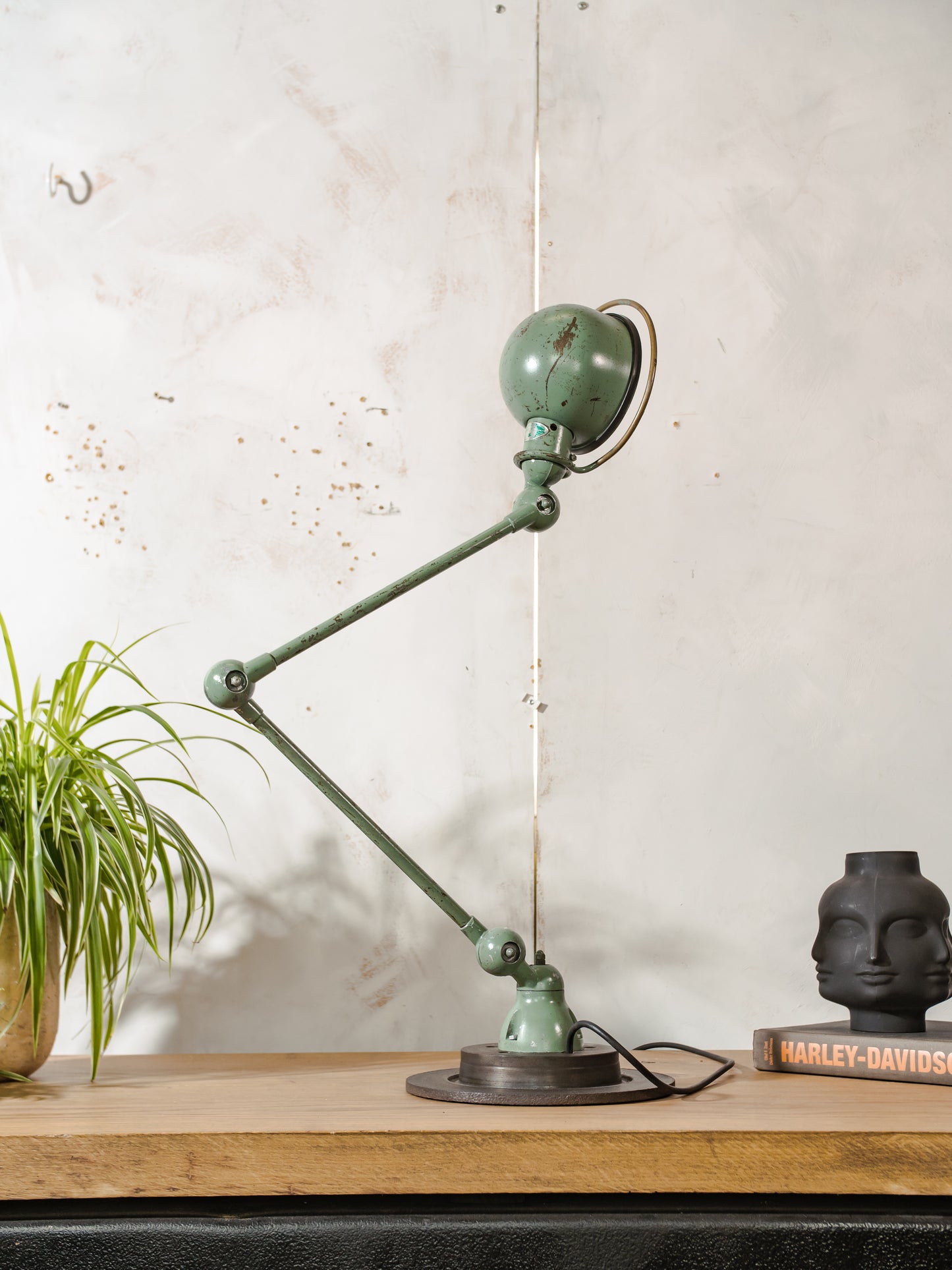 Groene Jieldé design lamp met twee armen uit de jaren 50, vintage industriële tafellamp van Jean Louis Domecq, gemaakt in Frankrijk. Met originele Fresnel lenscover