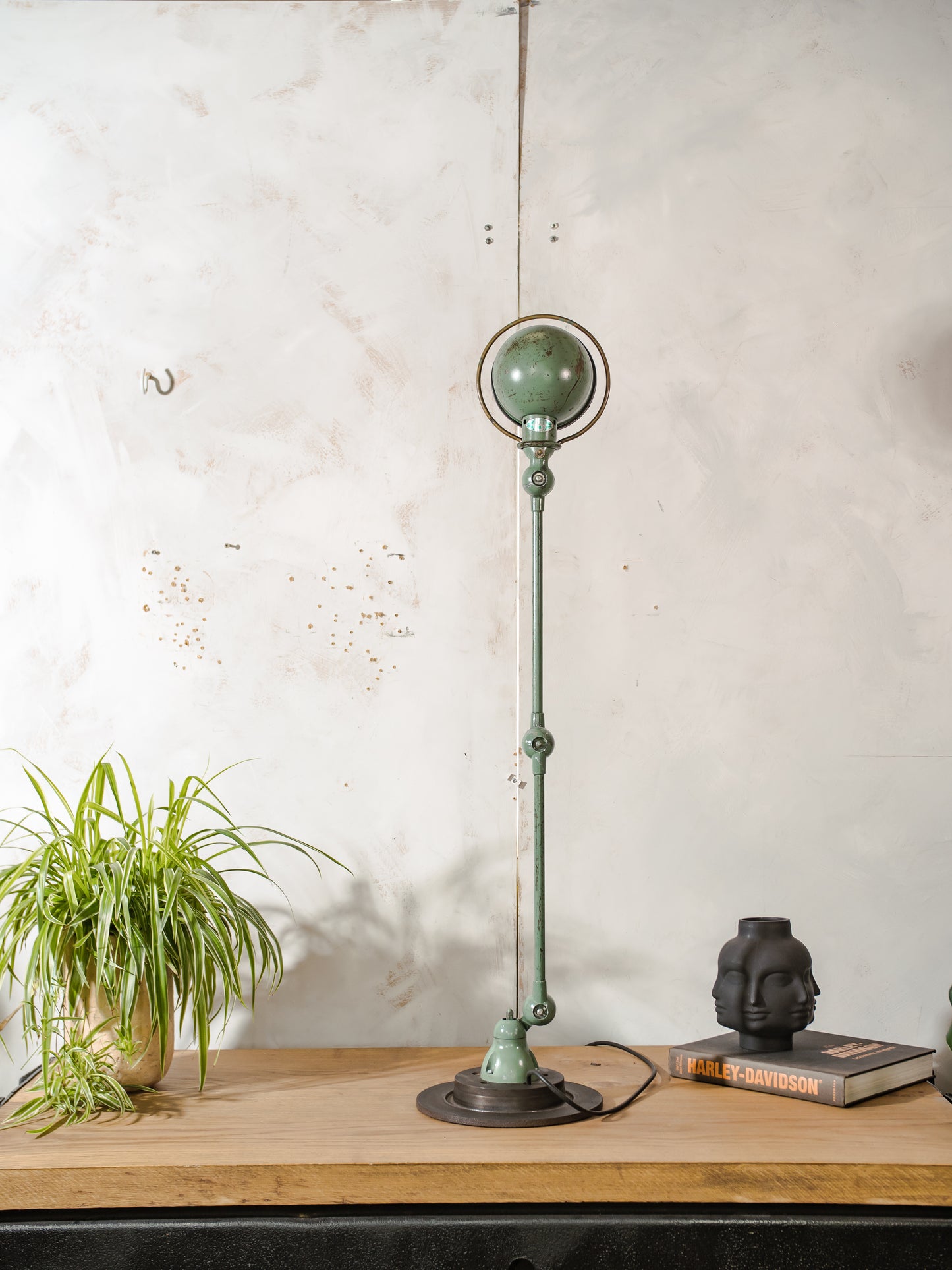 Groene Jieldé design lamp met twee armen uit de jaren 50, vintage industriële tafellamp van Jean Louis Domecq, gemaakt in Frankrijk. Met originele Fresnel lenscover