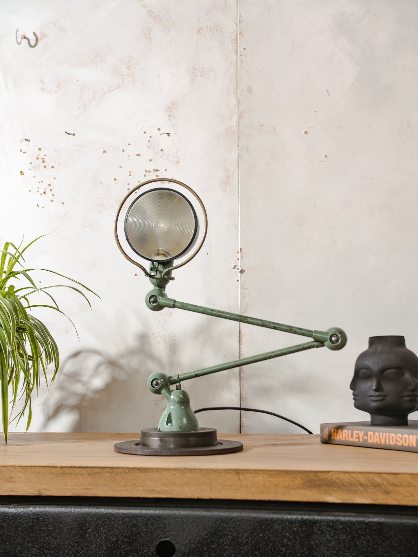 Groene Jieldé design lamp met twee armen uit de jaren 50, vintage industriële tafellamp van Jean Louis Domecq, gemaakt in Frankrijk. Met originele Fresnel lenscover