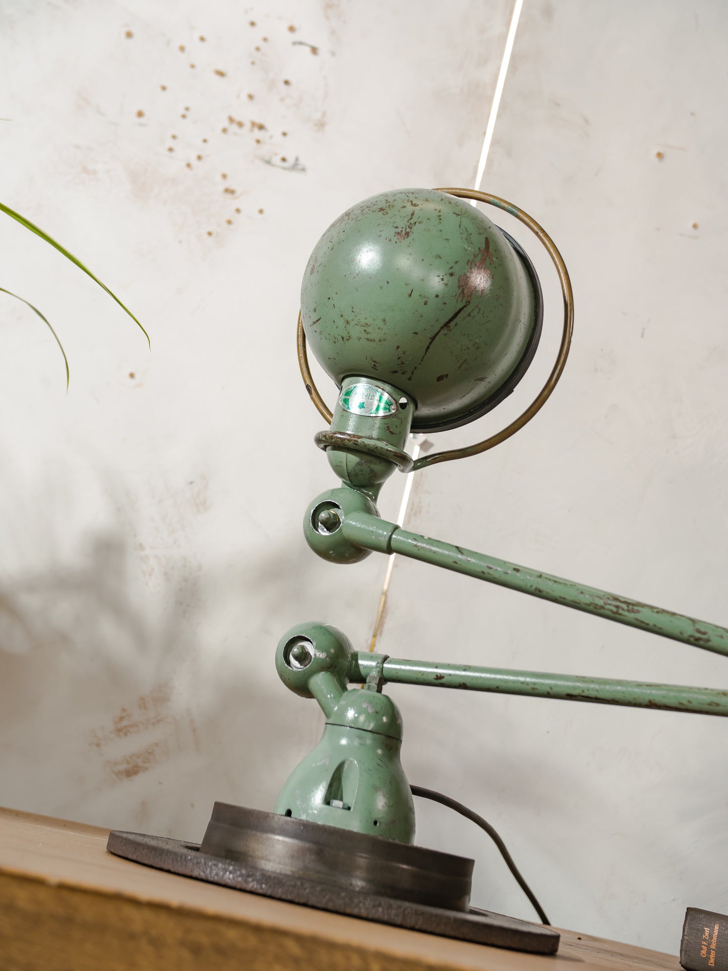 Groene Jieldé design lamp met twee armen uit de jaren 50, vintage industriële tafellamp van Jean Louis Domecq, gemaakt in Frankrijk. Met originele Fresnel lenscover