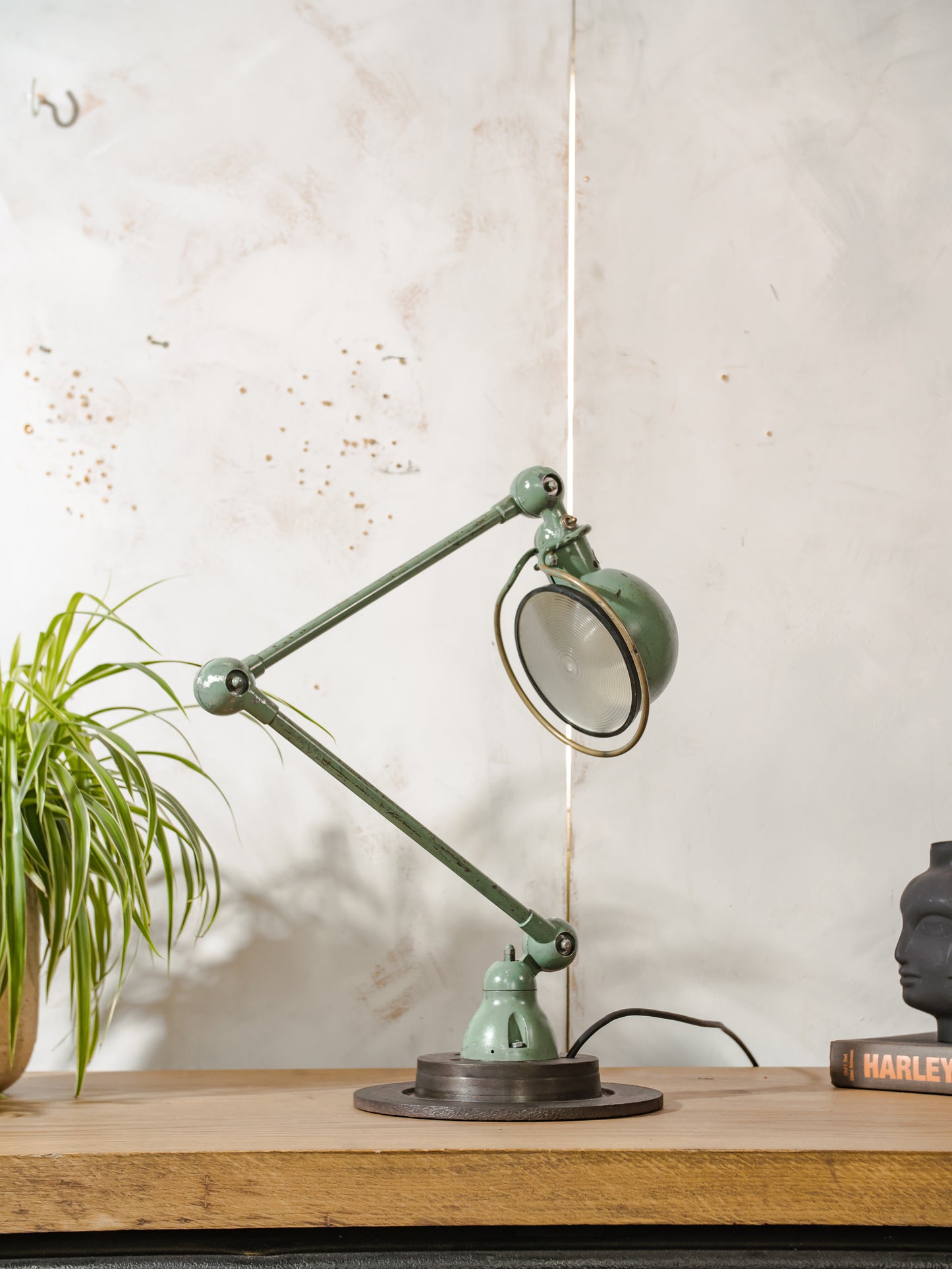 Groene Jieldé design lamp met twee armen uit de jaren 50, vintage industriële tafellamp van Jean Louis Domecq, gemaakt in Frankrijk. Met originele Fresnel lenscover