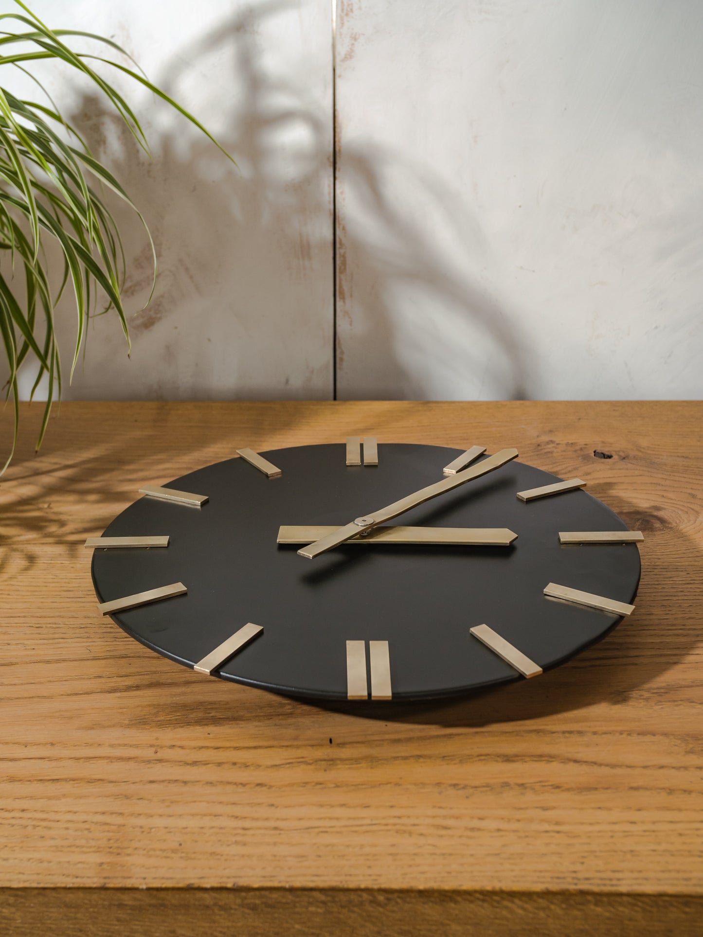 1960s CTW Modernist Wall clock, Black and polished brass, made in Germany by Carl Theodore Wagner, Original slaveclock Mechanism, Ø42 CM