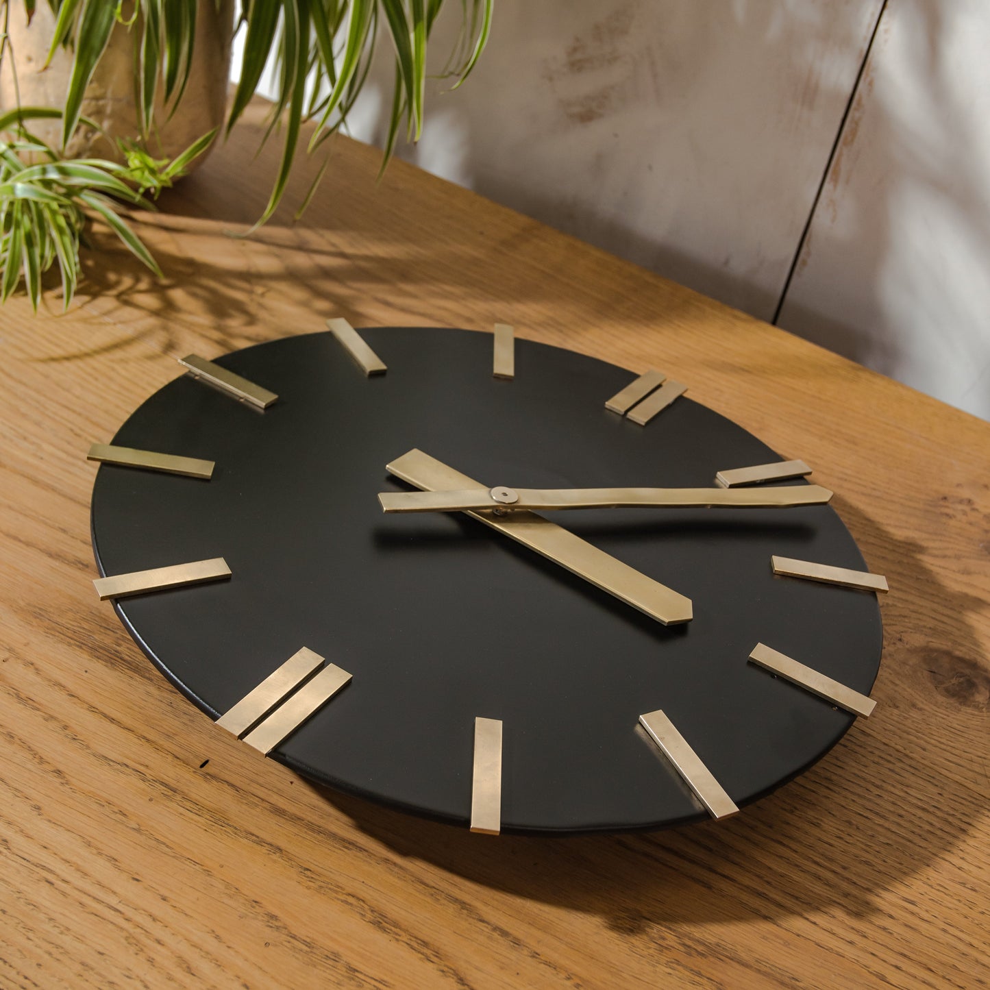 1960s CTW Modernist Wall clock, Black and polished brass, made in Germany by Carl Theodore Wagner, Original slaveclock Mechanism, Ø42 CM
