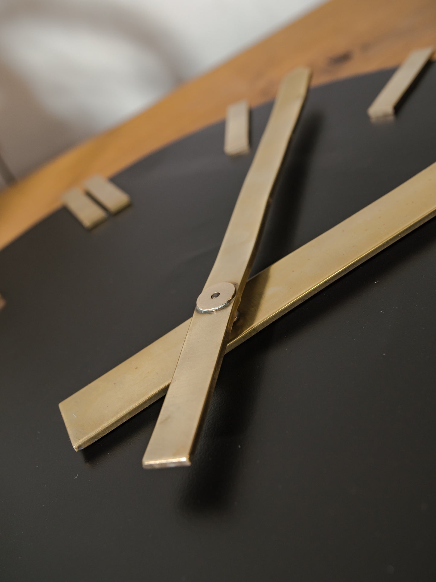 1960s CTW Modernist Wall clock, Black and polished brass, made in Germany by Carl Theodore Wagner, Original slaveclock Mechanism, Ø42 CM