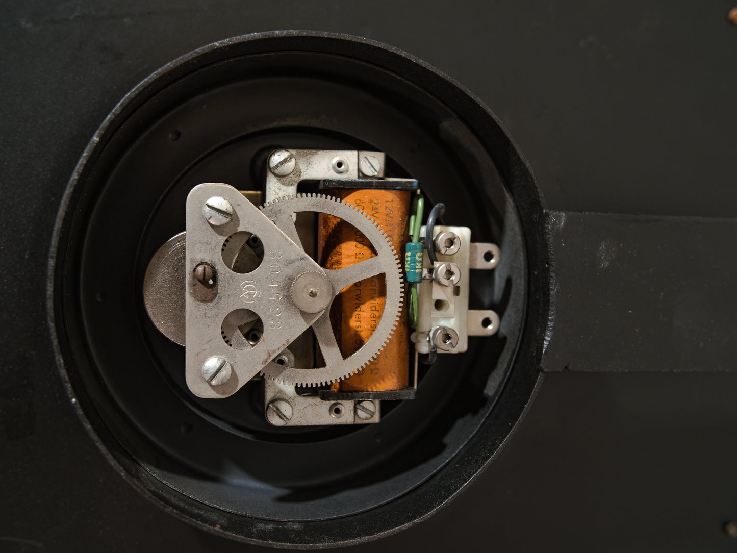 1960s CTW Modernist Wall clock, Black and polished brass, made in Germany by Carl Theodore Wagner, Original slaveclock Mechanism, Ø42 CM