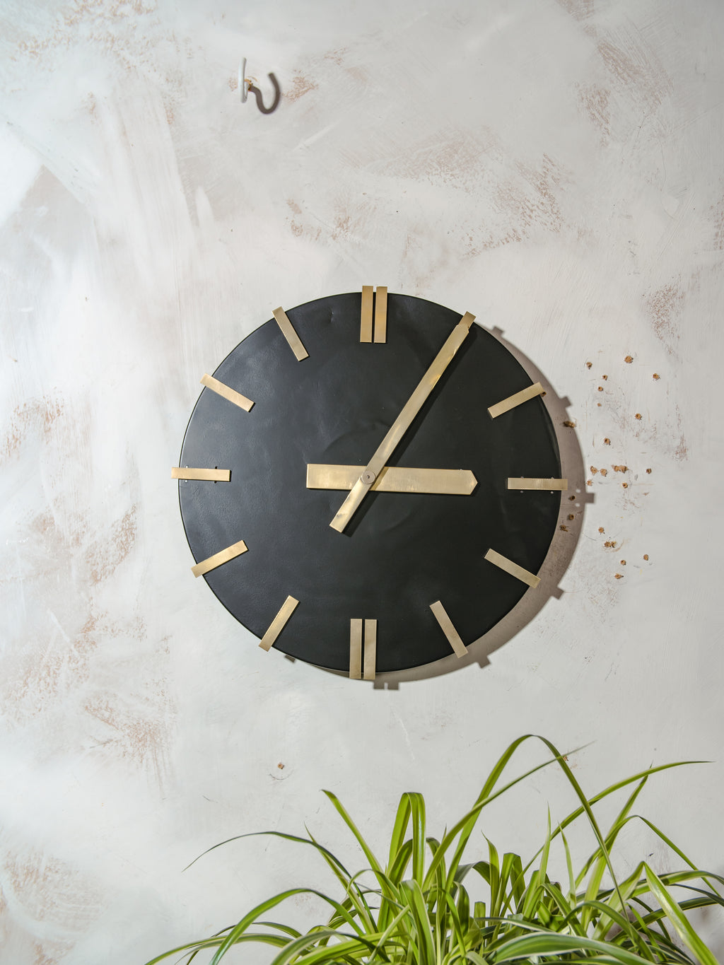 1960s CTW Modernist Wall clock, Black and polished brass, made in Germany by Carl Theodore Wagner, Original slaveclock Mechanism, Ø42 CM