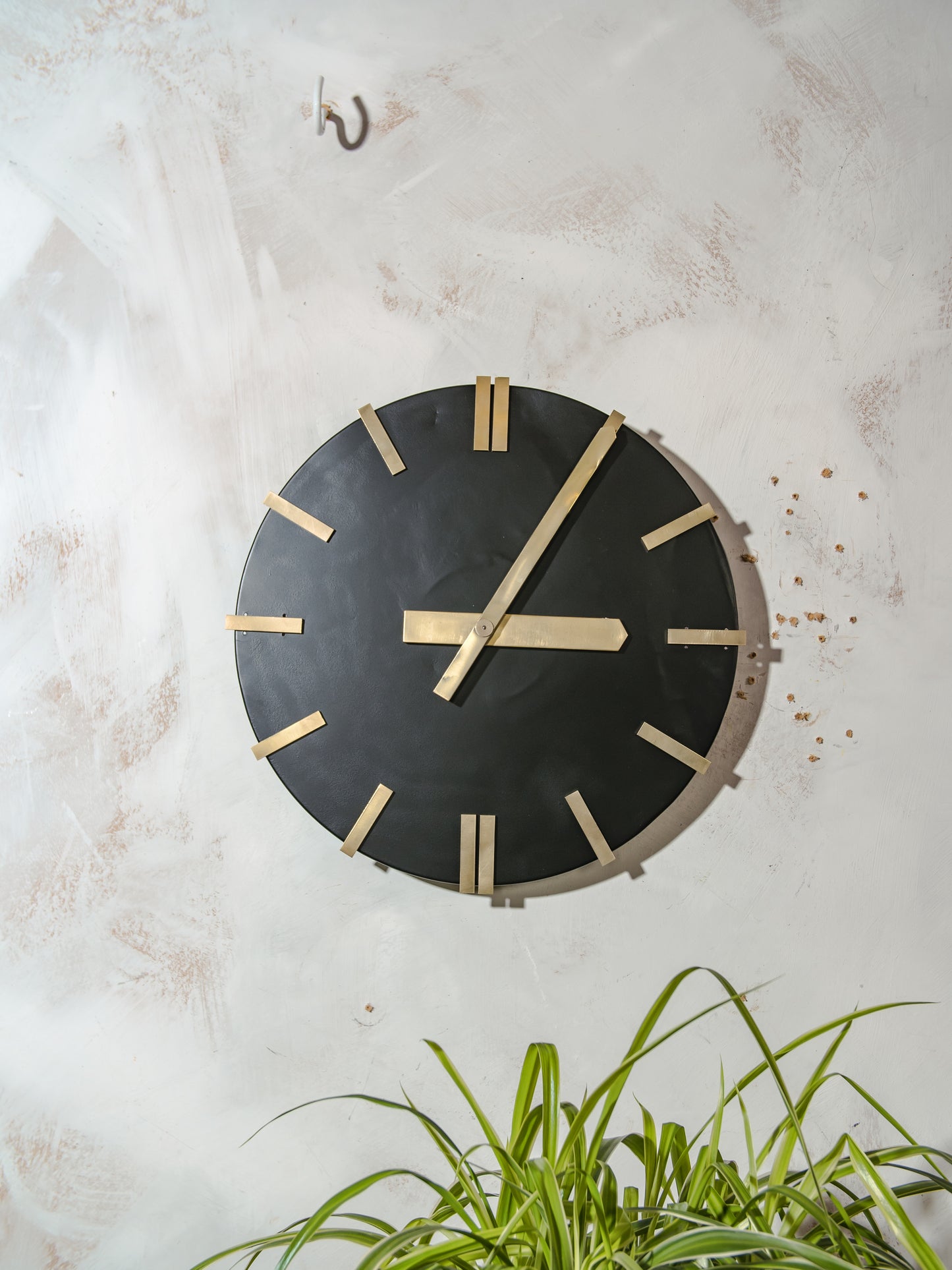 1960s CTW Modernist Wall clock, Black and polished brass, made in Germany by Carl Theodore Wagner, Original slaveclock Mechanism, Ø42 CM