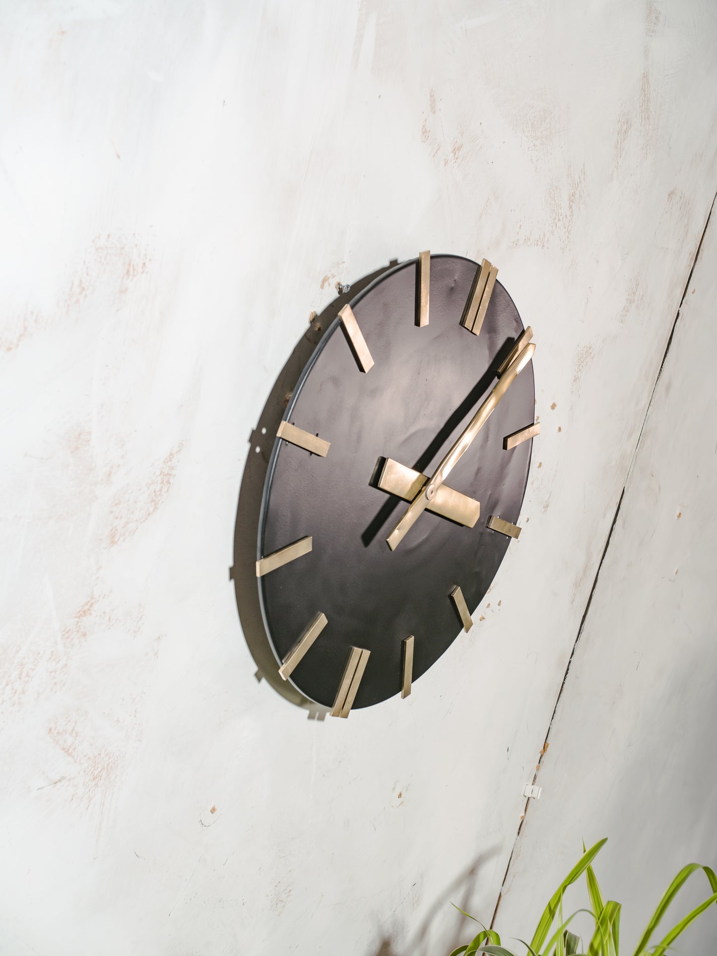 1960s CTW Modernist Wall clock, Black and polished brass, made in Germany by Carl Theodore Wagner, Original slaveclock Mechanism, Ø42 CM