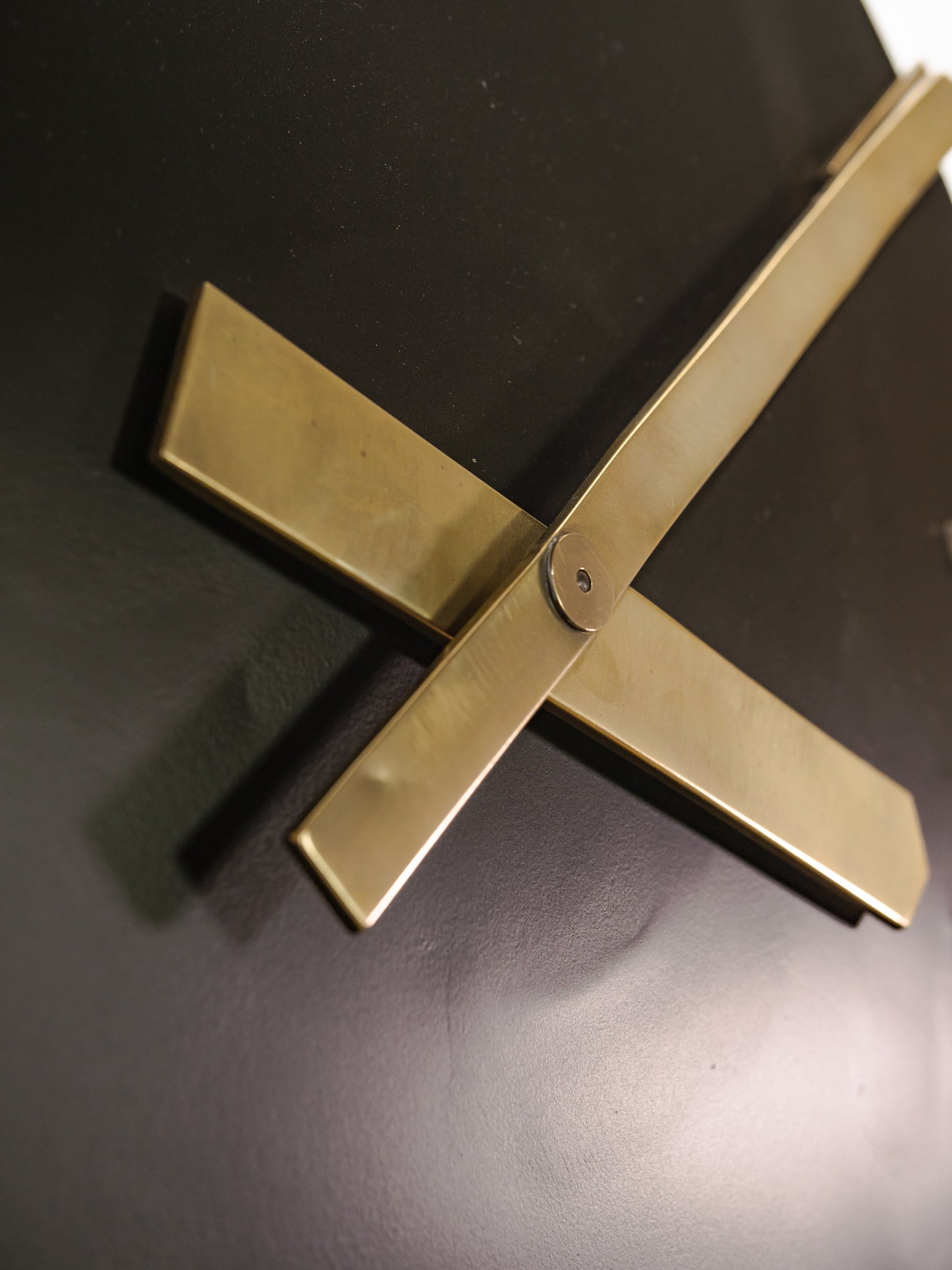 1960s CTW Modernist Wall clock, Black and polished brass, made in Germany by Carl Theodore Wagner, Original slaveclock Mechanism, Ø42 CM