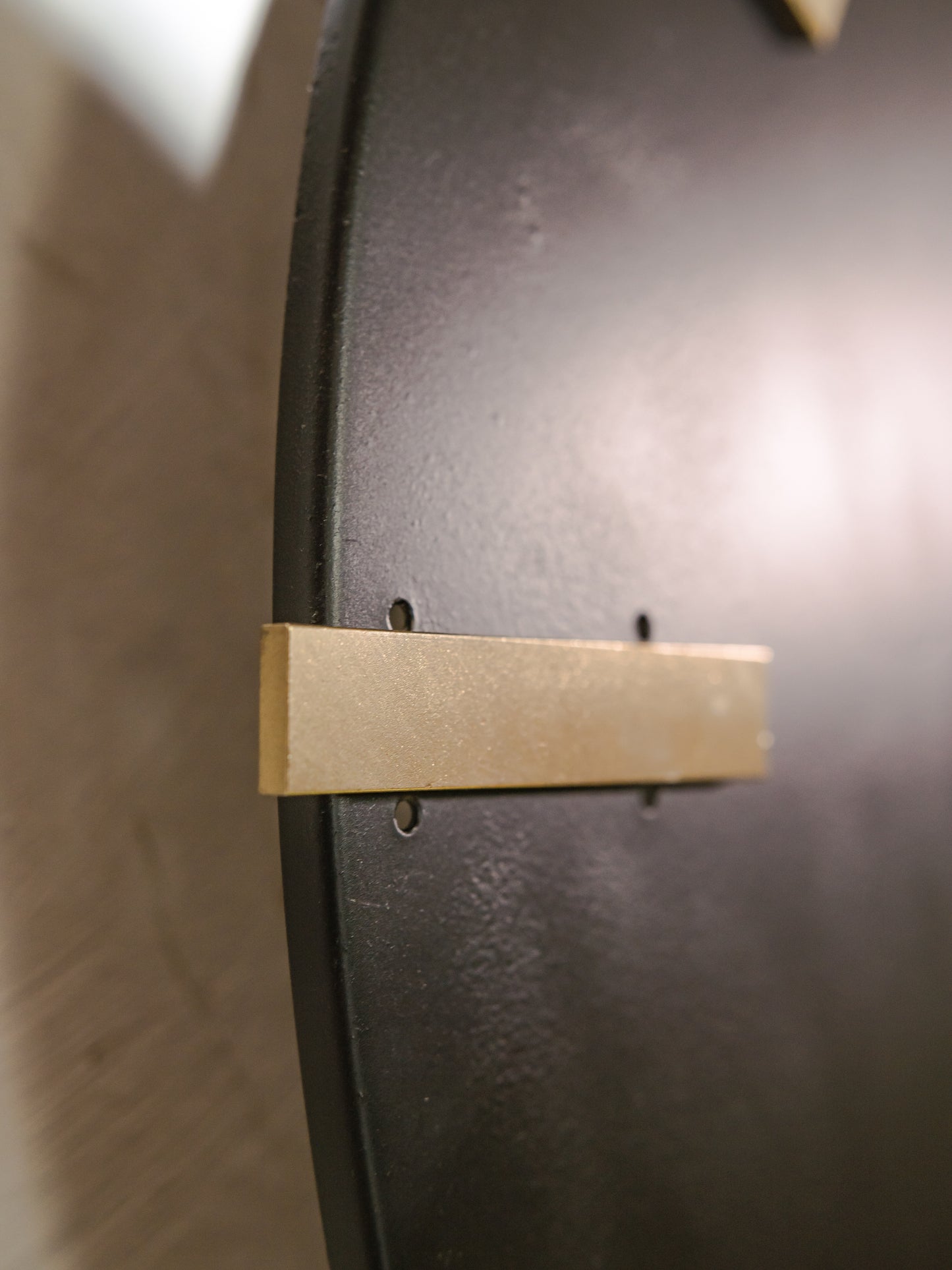 1960s CTW Modernist Wall clock, Black and polished brass, made in Germany by Carl Theodore Wagner, Original slaveclock Mechanism, Ø42 CM