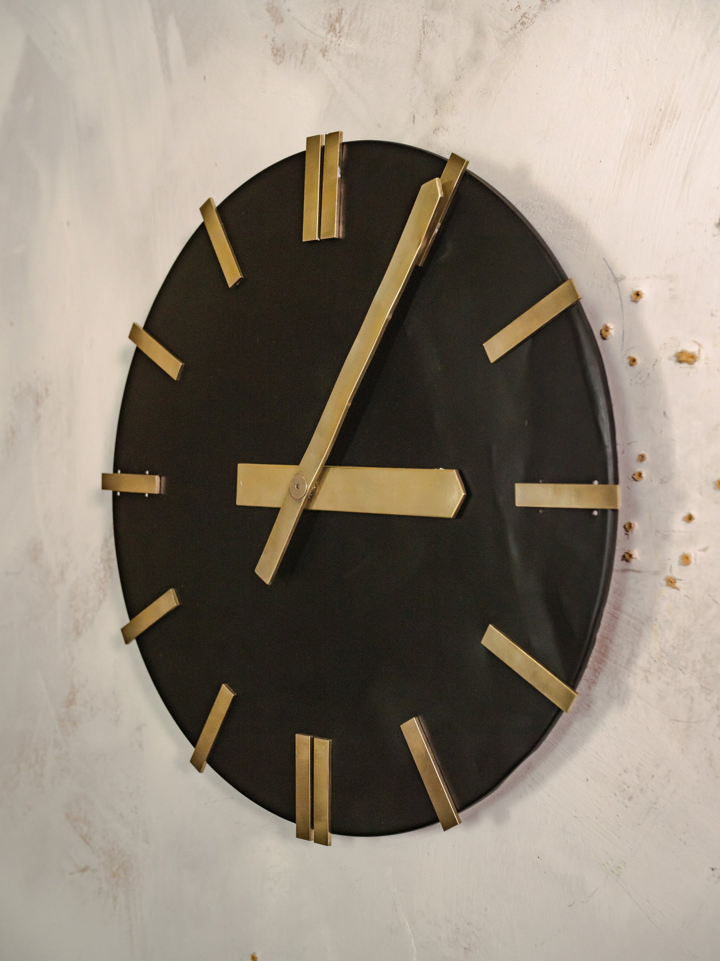 1960s CTW Modernist Wall clock, Black and polished brass, made in Germany by Carl Theodore Wagner, Original slaveclock Mechanism, Ø42 CM
