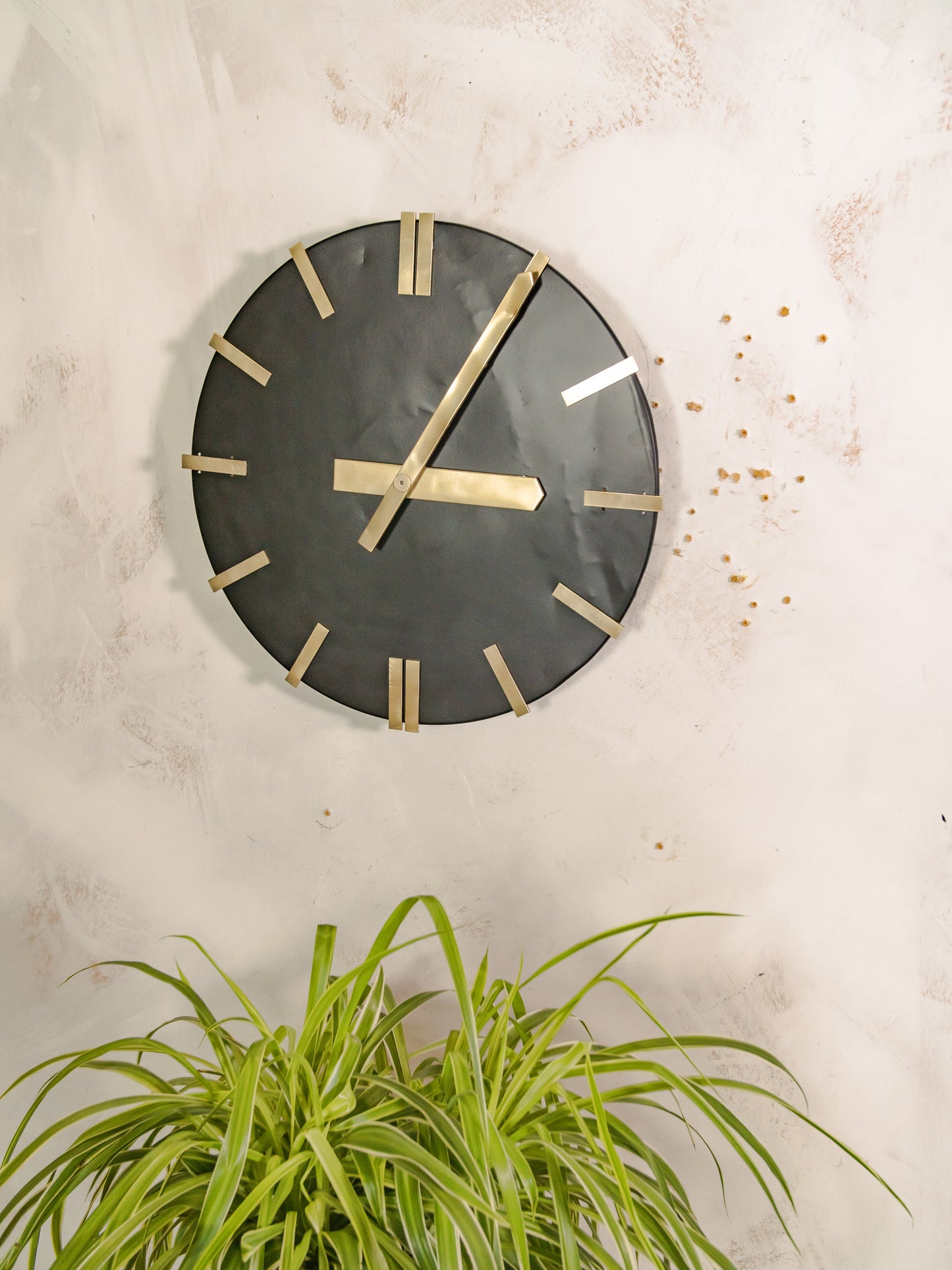 1960s CTW Modernist Wall clock, Black and polished brass, made in Germany by Carl Theodore Wagner, Original slaveclock Mechanism, Ø42 CM