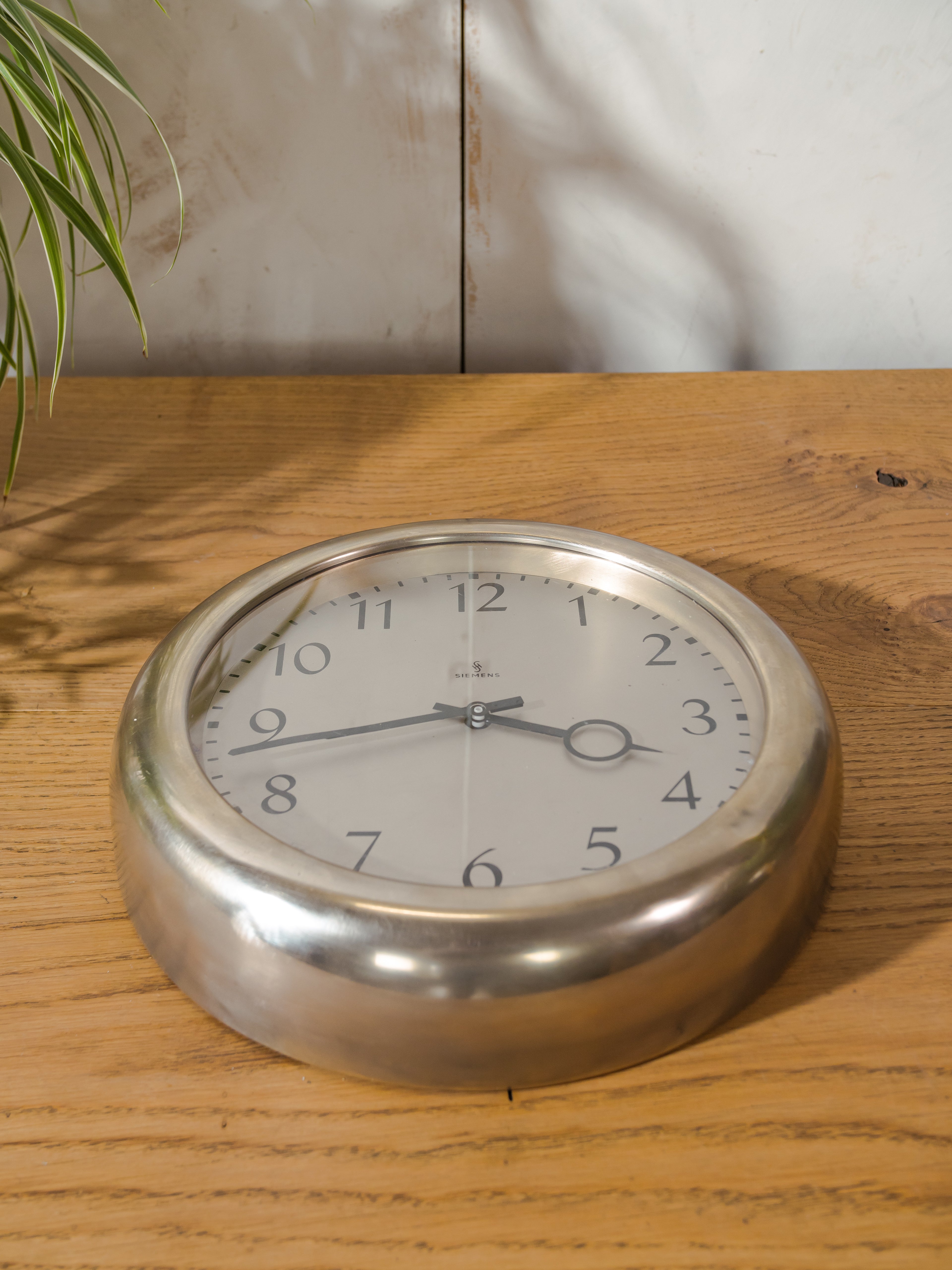 Vintage metalen wandklok, Siemens wijzerplaat jaren 70, Art Deco keukeninrichting, omgebouwd tot quartzmechanisme op batterij, diameter 32 cm