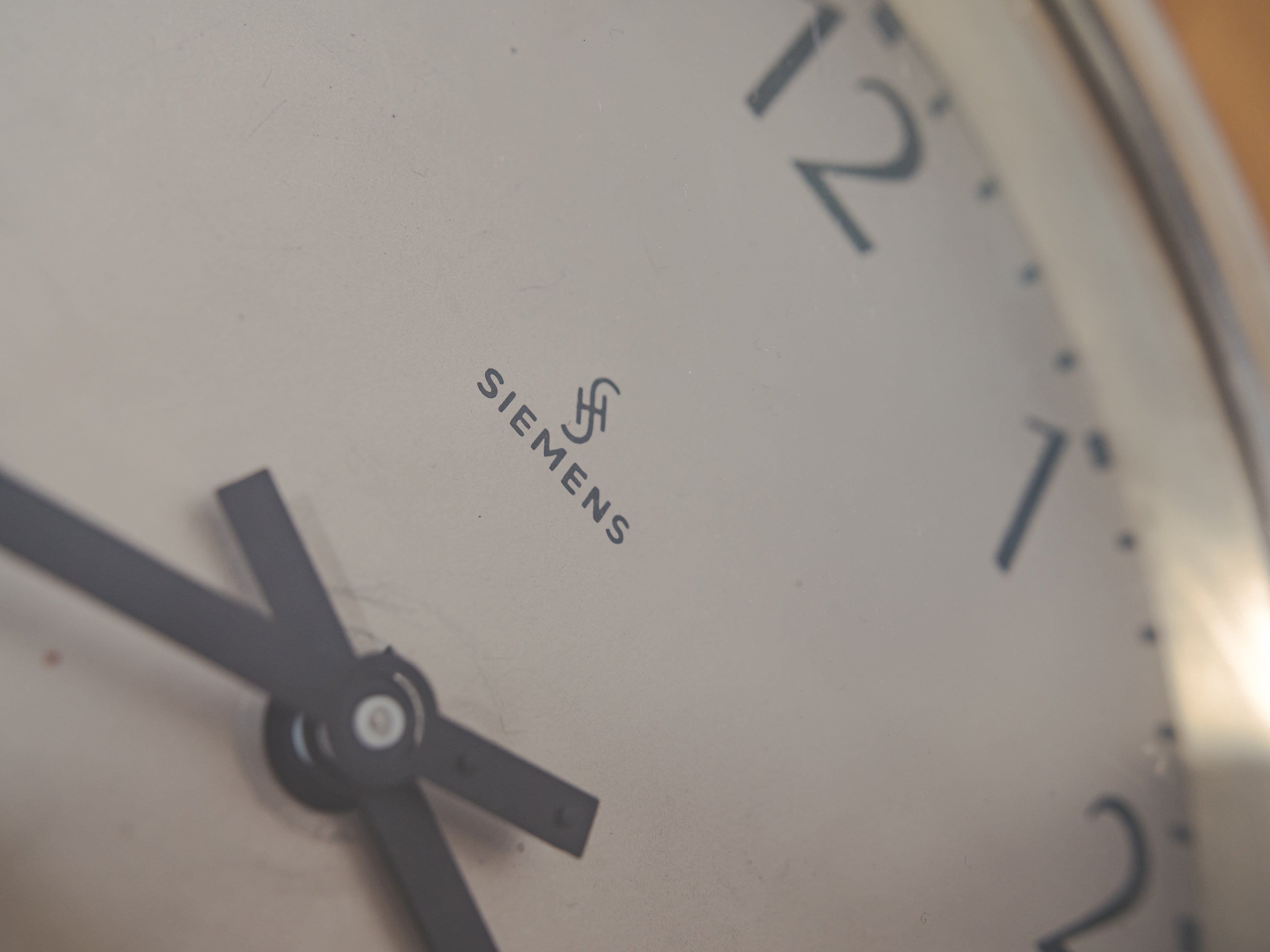 Vintage metalen wandklok, Siemens wijzerplaat jaren 70, Art Deco keukeninrichting, omgebouwd tot quartzmechanisme op batterij, diameter 32 cm